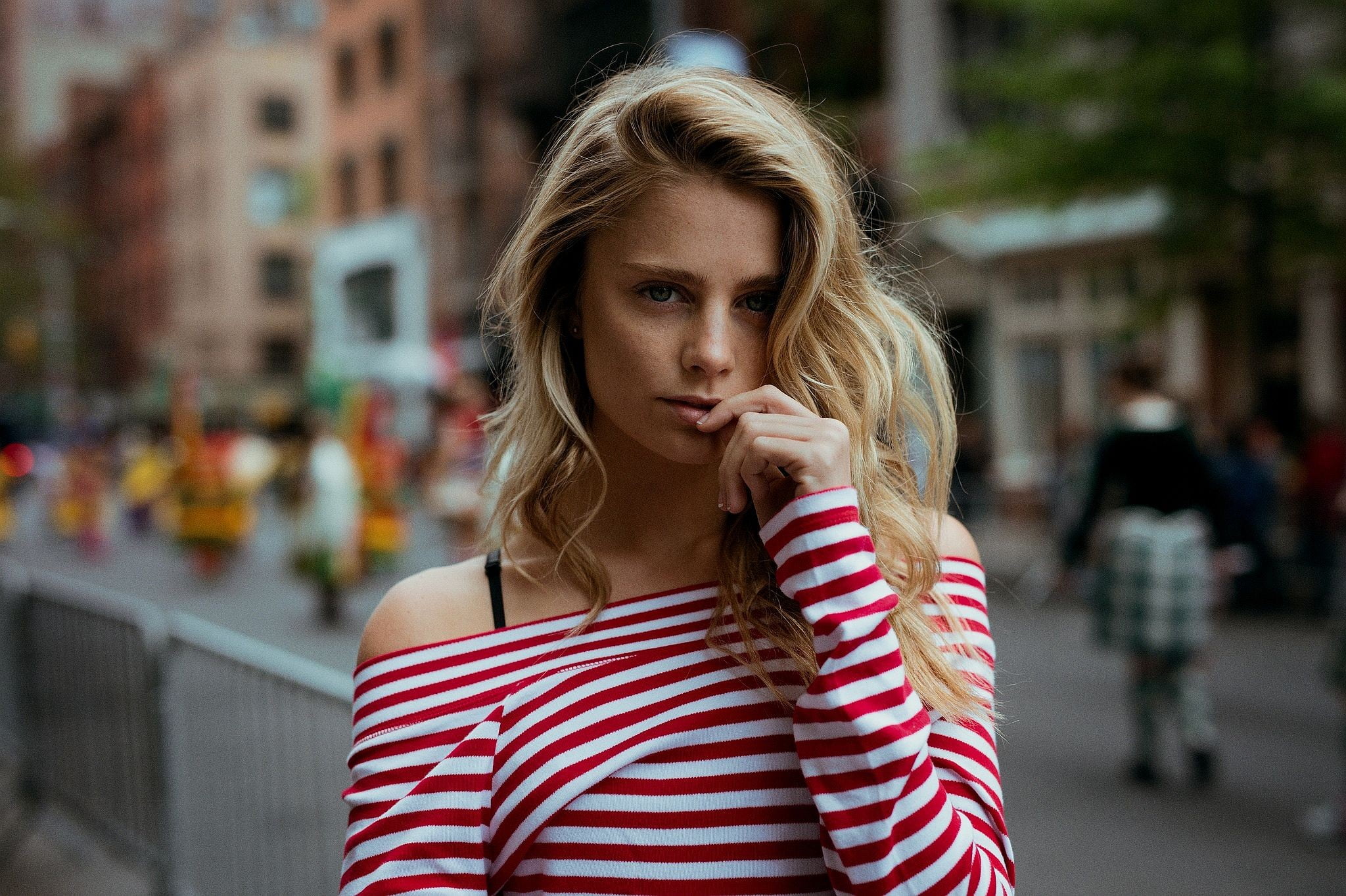 young women, portrait, front view, beautiful woman, city, standing, beauty, young adult, leisure activity, hairstyle, real people, casual clothing, contemplation, HD Wallpaper