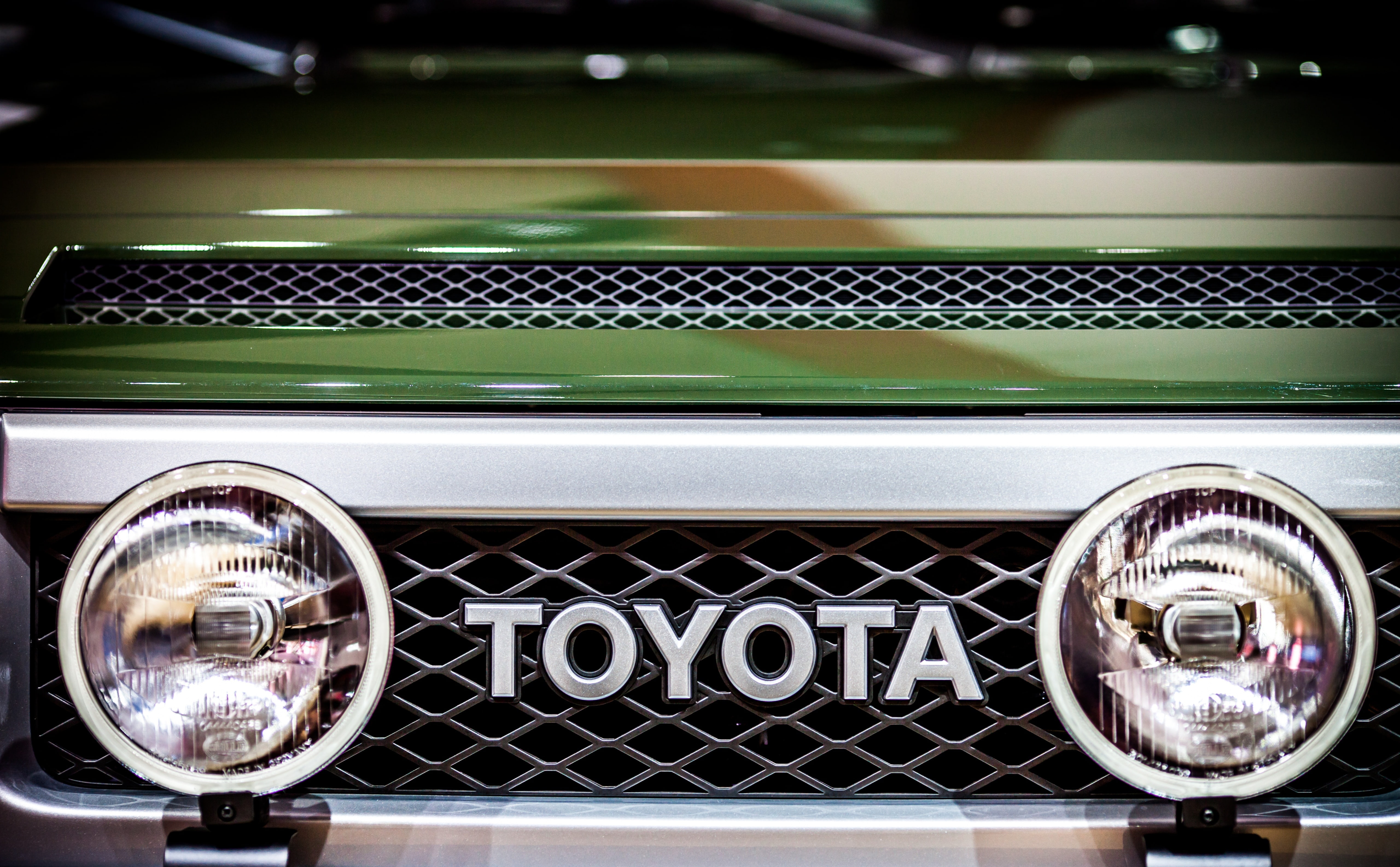 Detroit, car, retro styled, white, United States of America, Michigan, metal grate, Cobo Center, auto show, mode of transportation, North American International Auto Show, HD Wallpaper