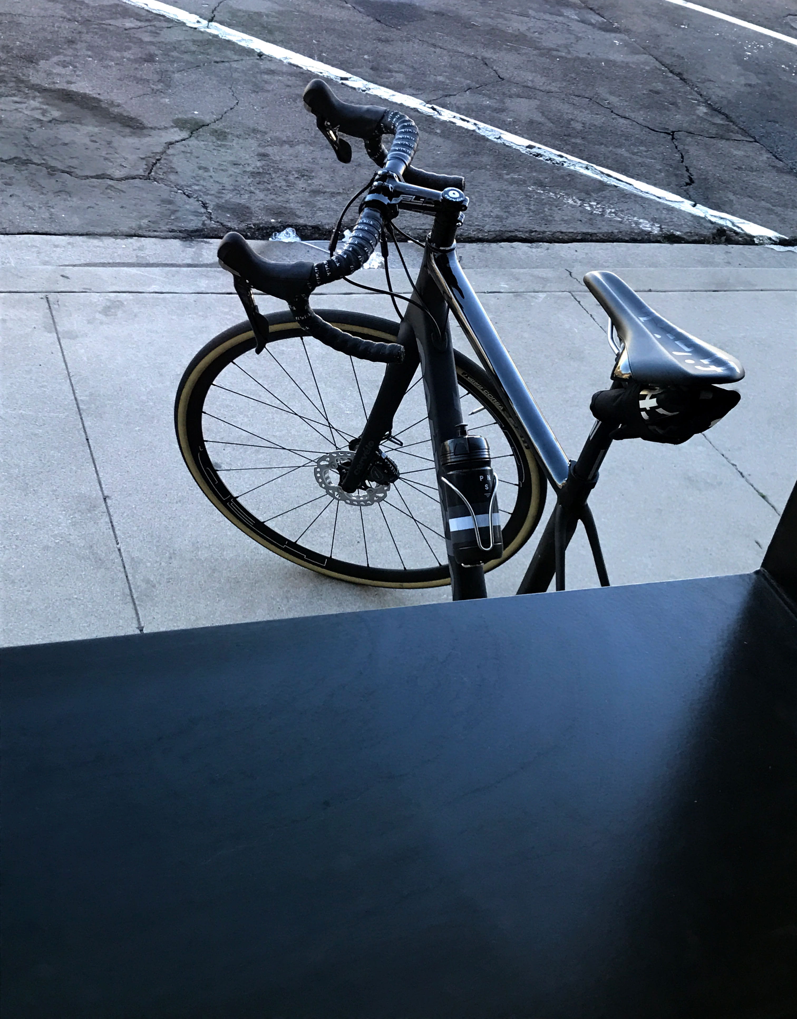 nature, travel, bicycle, shadow, sidewalk, window, road, outdoors, wheel, land vehicle, 4K, city, regroup coffee and bicycles, spoke, transportation, united states, Phone HD Wallpaper