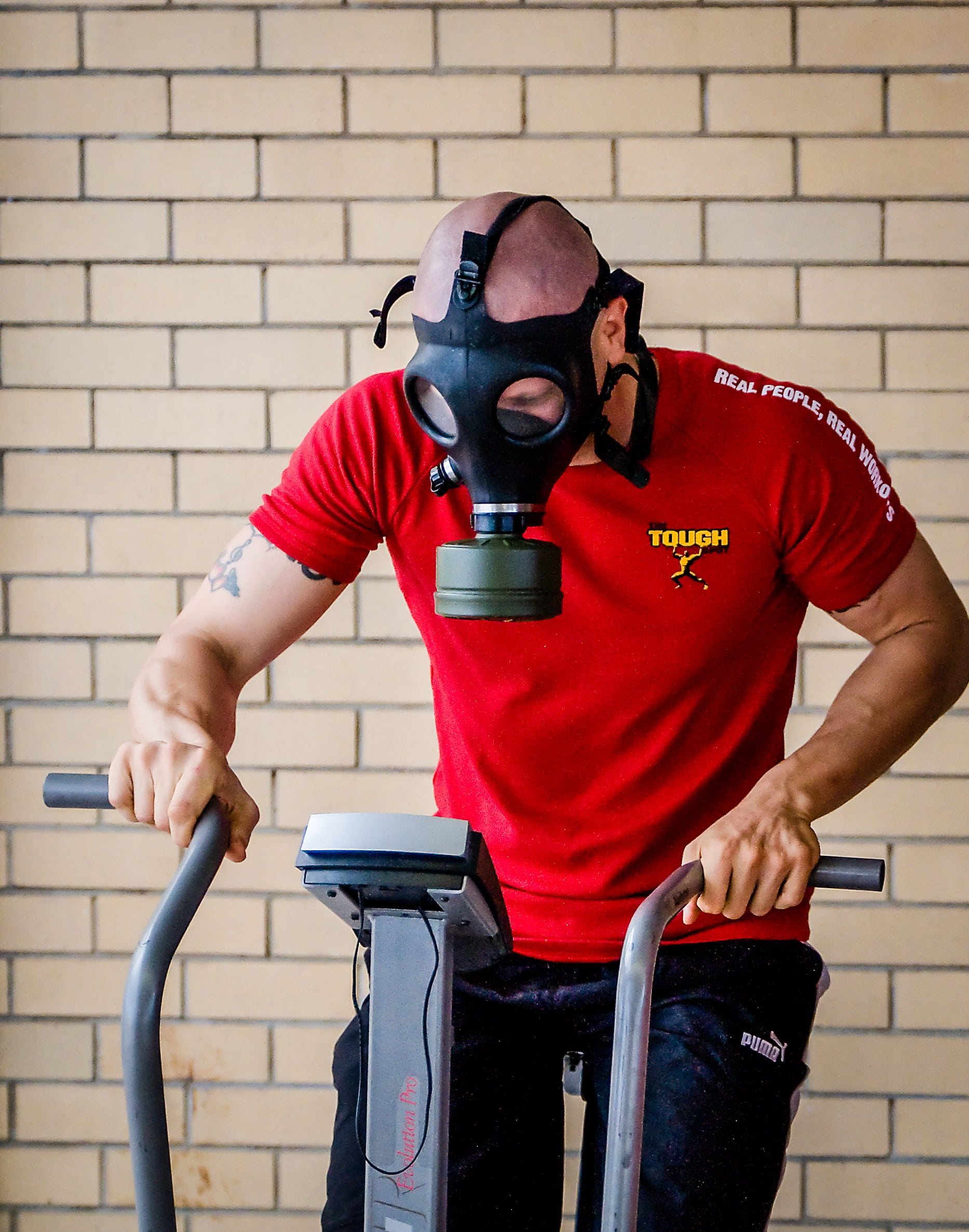 one person, gas mask, casual clothing, gym, three quarter length, crossfit, holding, wall - building feature, men, taco fleur, workout, real people, lifestyles, Phone HD Wallpaper