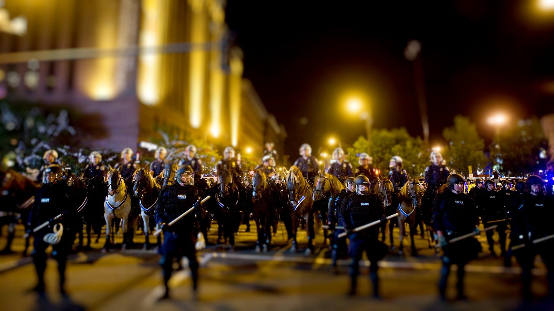 animals, tilt-shift, 1080P, protest, hd, conflict, tiltshift, Streets, art, night, police, horses, demonstration, HD Wallpaper