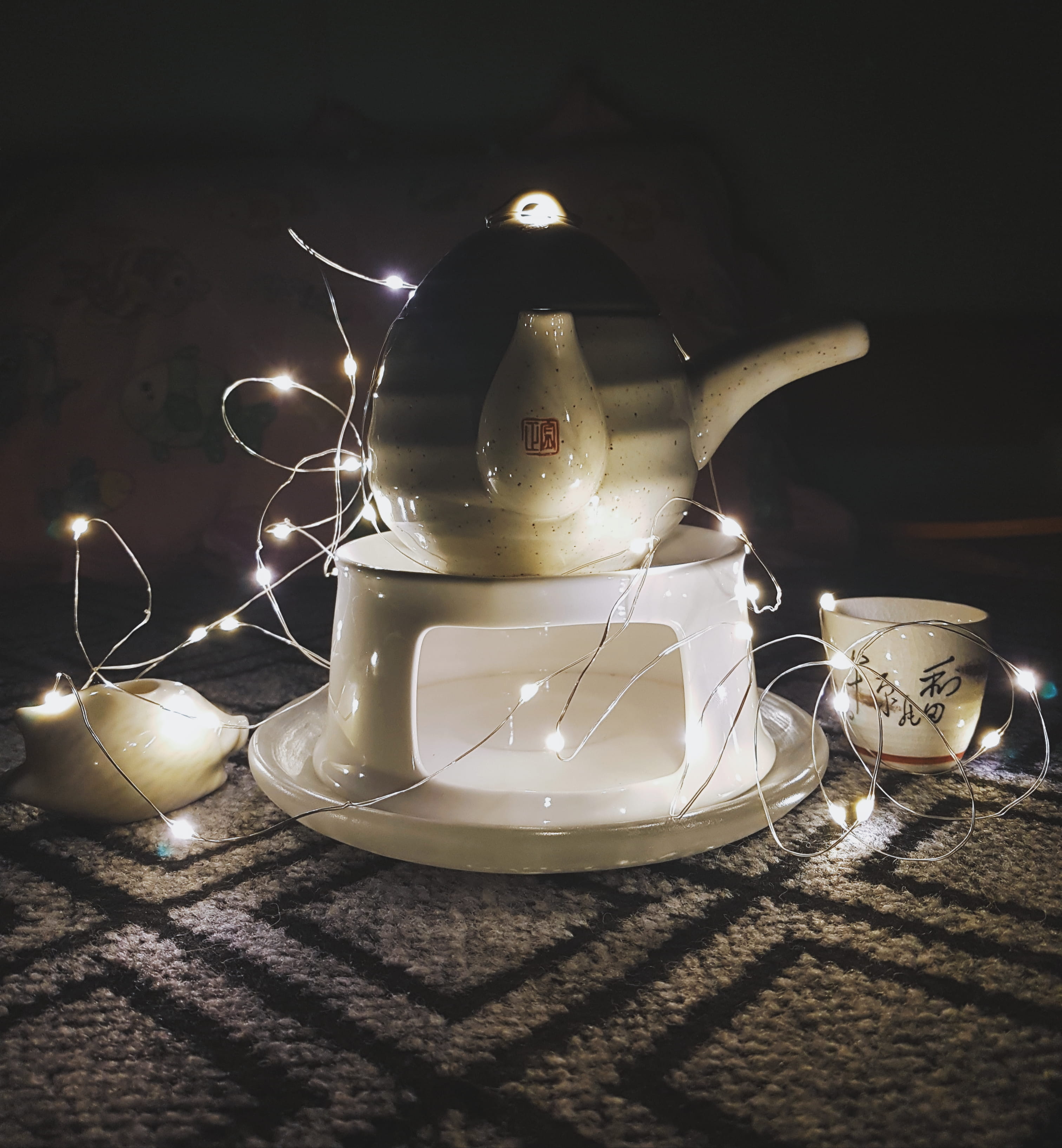 glowing, pottery, dessert, lighting, still life, goblet, wedding cake, tea - hot drink, household equipment, furniture, crystal, tea cup, food and drink, Phone HD Wallpaper
