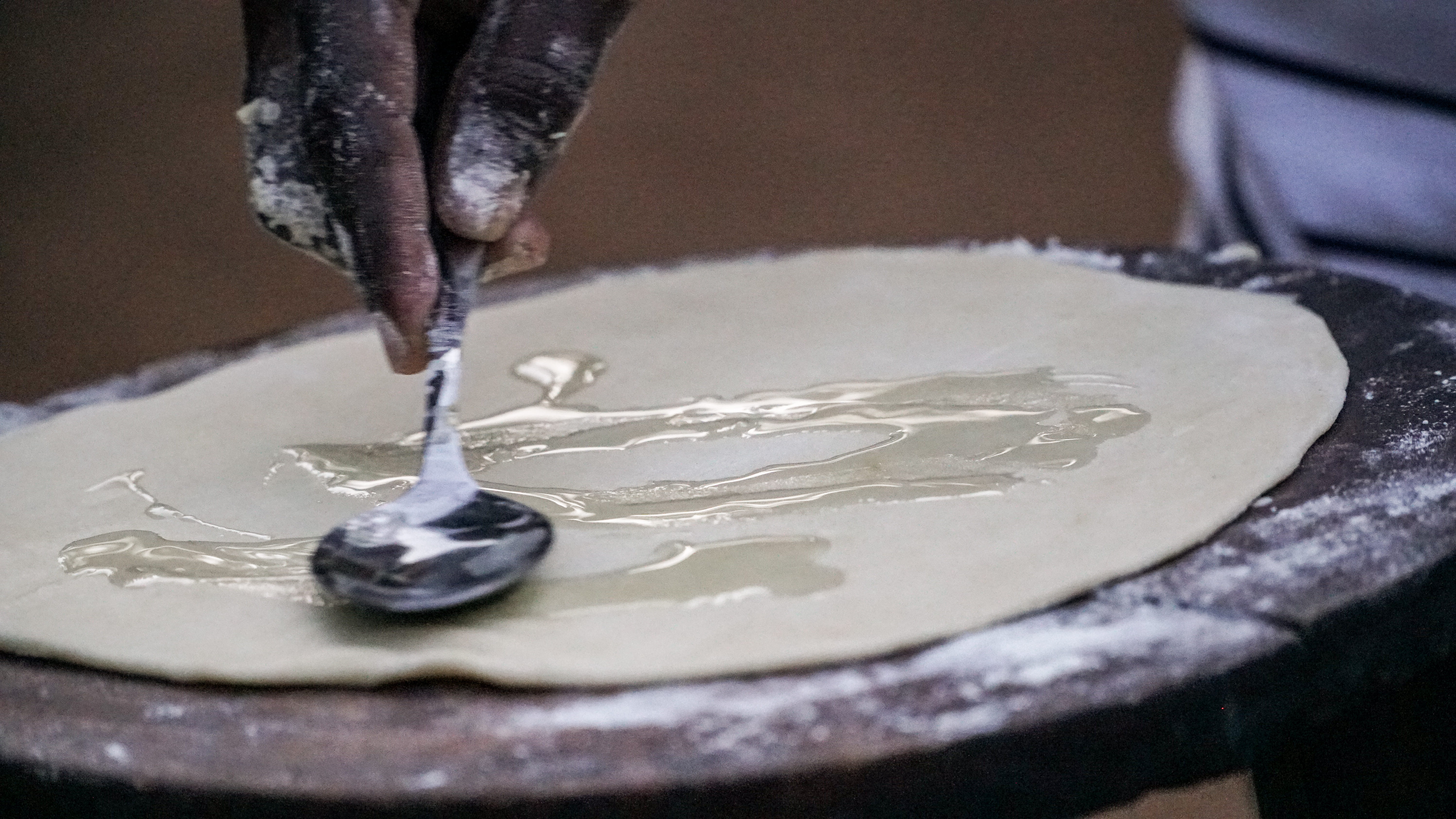 selective focus, eating utensil, freshness, icing, hand, dessert, confectionery, sweet food, bird, sweets, tanzania, kitchen utensil, dough, pottery, food and drink, HD Wallpaper
