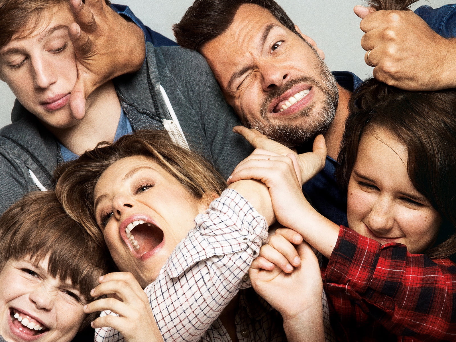 medium group of people, females, togetherness, girls, portrait, papa ou maman, 2015, hoodie, child, adult, women, grey, marina fois, fun, males, men, mid adult men, HD Wallpaper