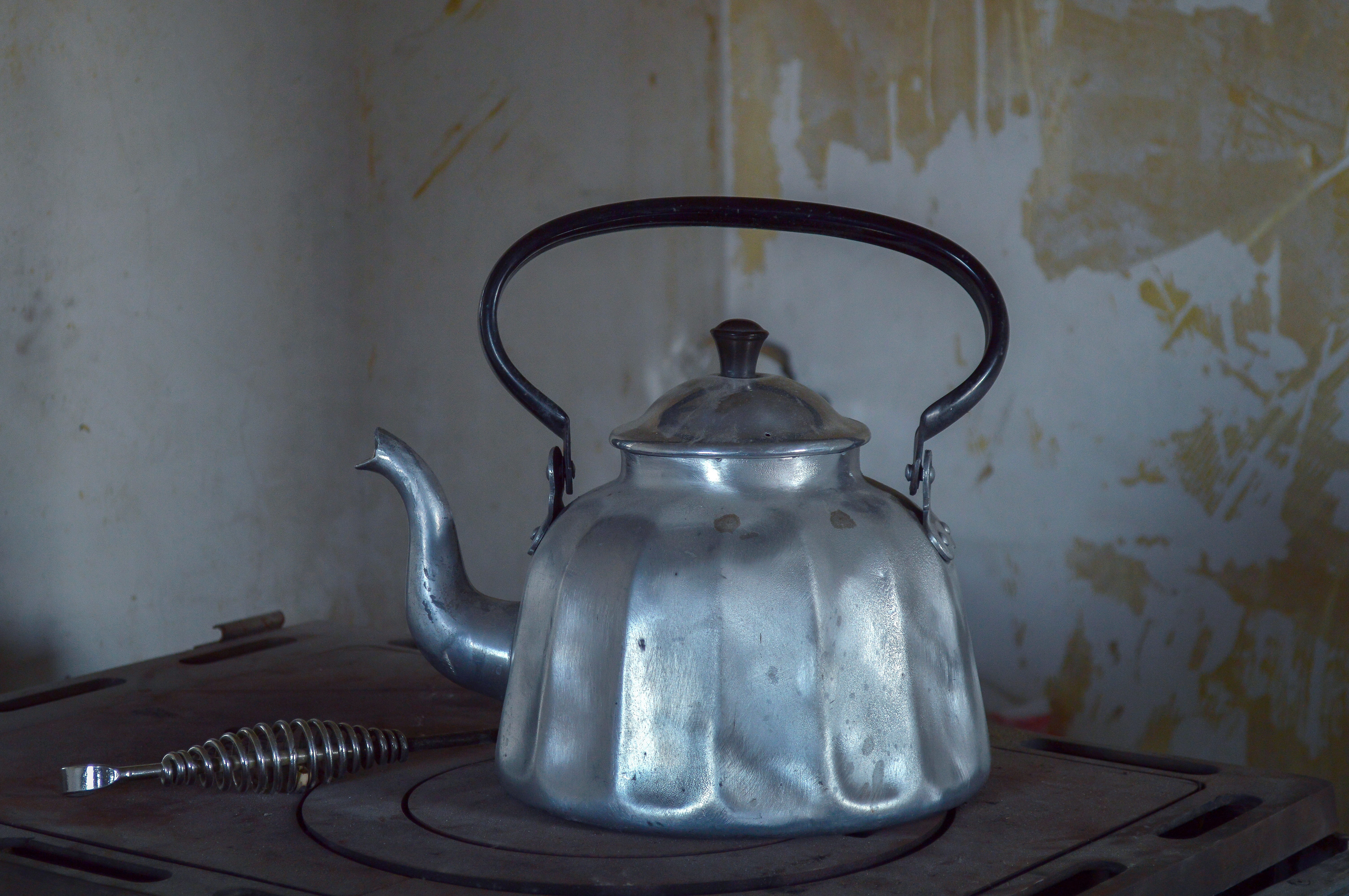 5K, floral pattern, metal, pitcher - jug, retro styled, decay, teapot, atmosphere, lost place, kitchen utensil, ailing, no people, handle, wall - building feature, HD Wallpaper
