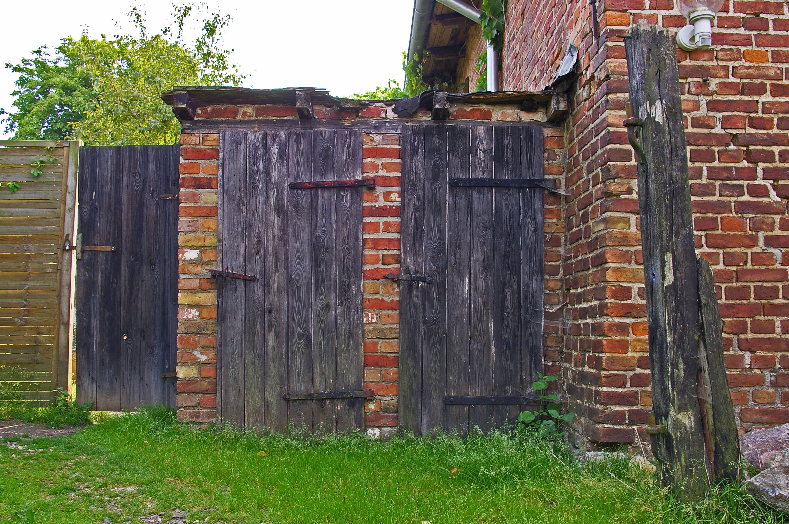 grass, nostalgia, village, day, review, home, farmhouse, farm, door, at that time, architecture, old masonry, closed, house facade, wood - material, old, HD Wallpaper