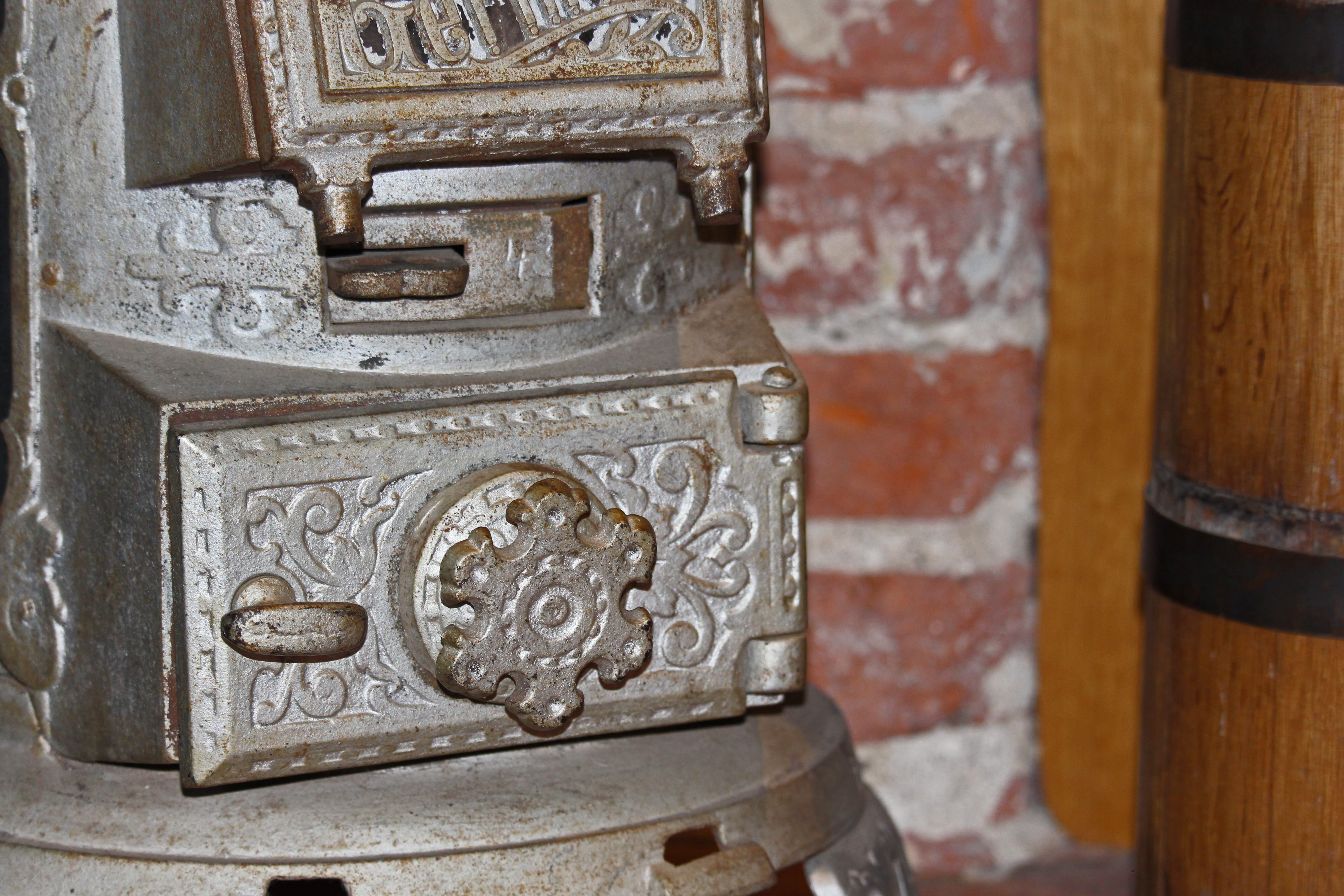 indoors, metal, history, cast iron, oven, nostalgia, museum piece, architecture, antiquity, focus on foreground, formerly, pattern, floral pattern, creativity, HD Wallpaper