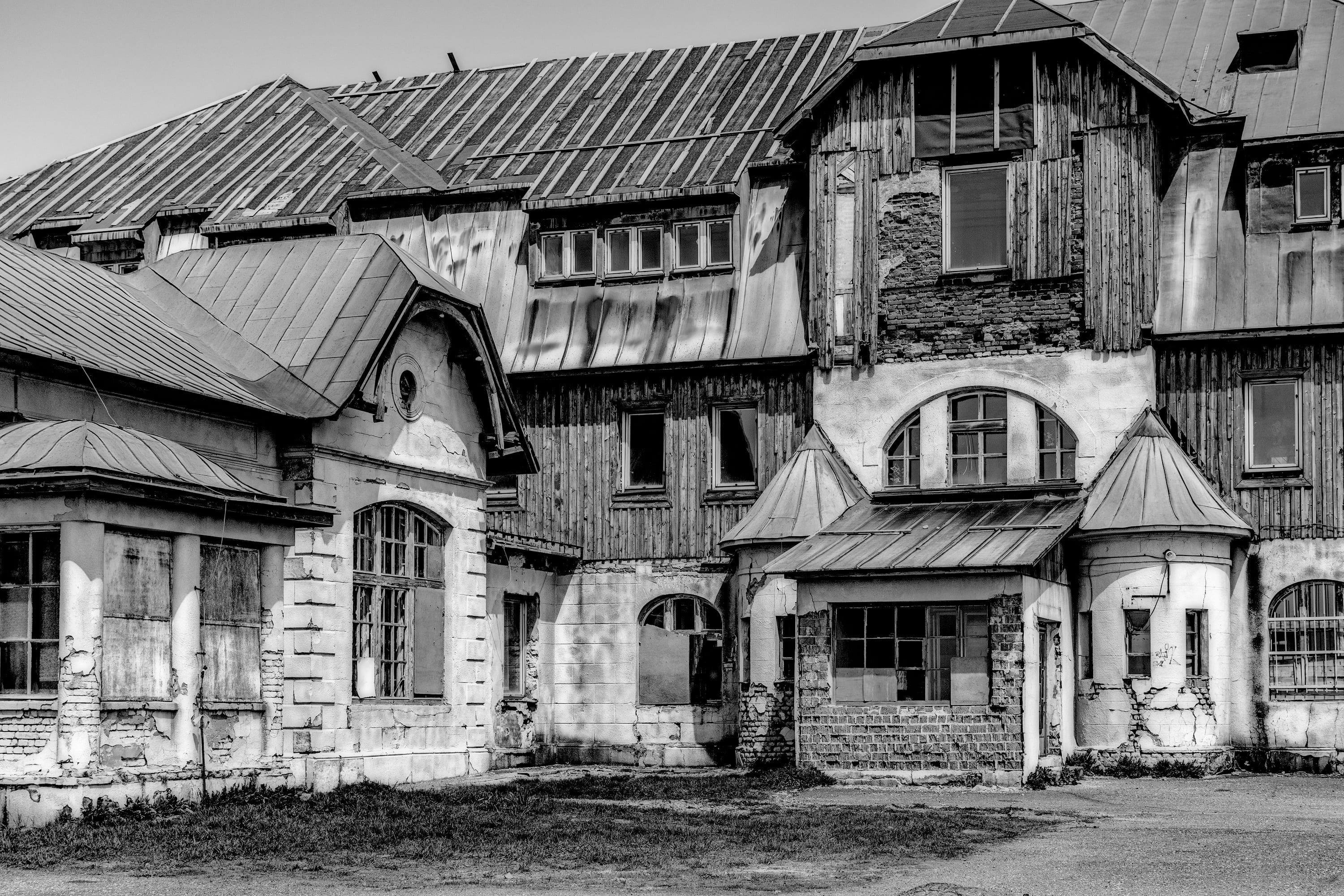 2K, past, day, abandoned, building, roof, decay, window, nature, building exterior, the past, no people, built structure, black and white, town, run-down, HD Wallpaper