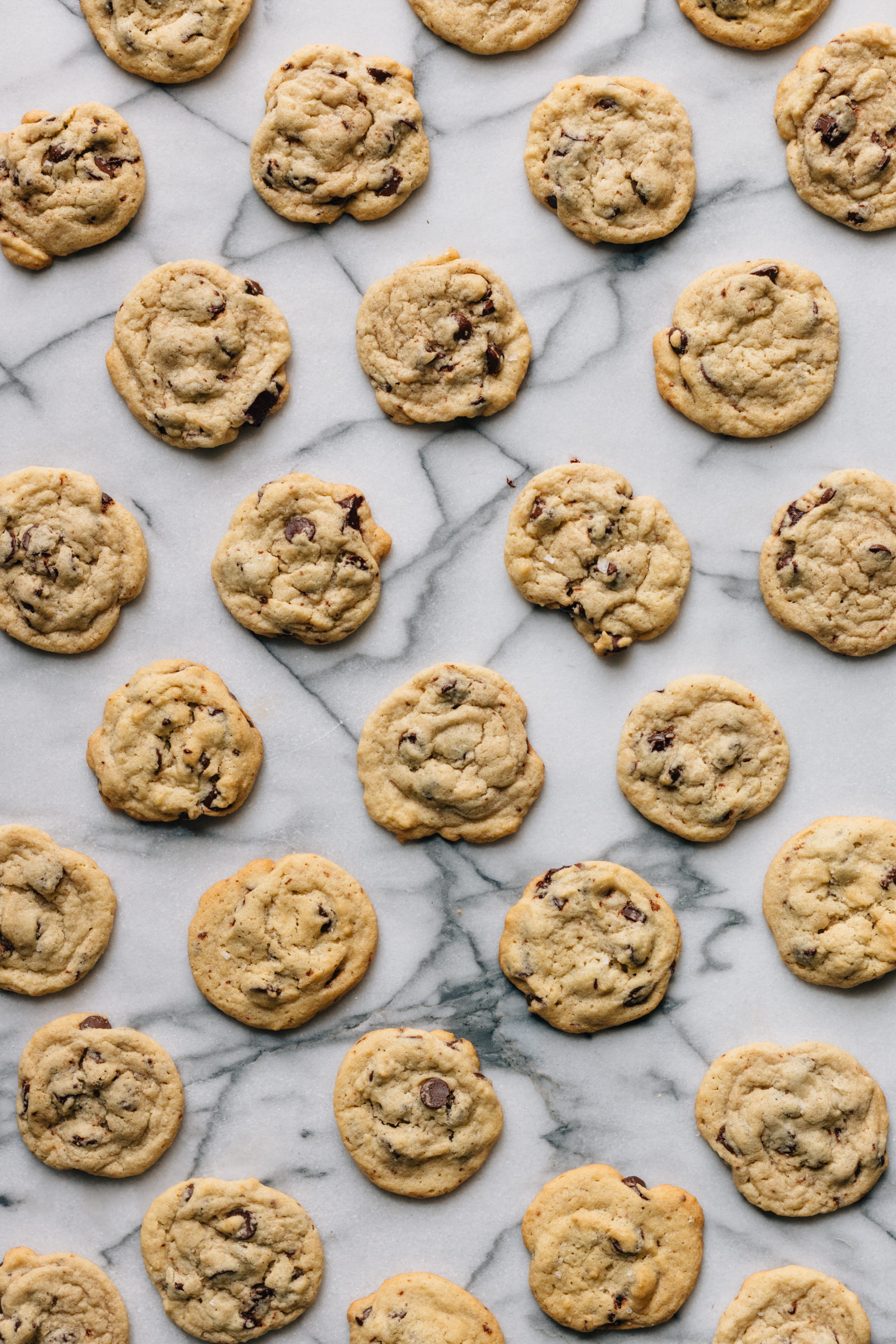 biscuit, still life, no people, chocolate chip, chocolate chip cookie, brown, abundance, food and drink, baking sheet, arrangement, delight, sweet food, Phone HD Wallpaper