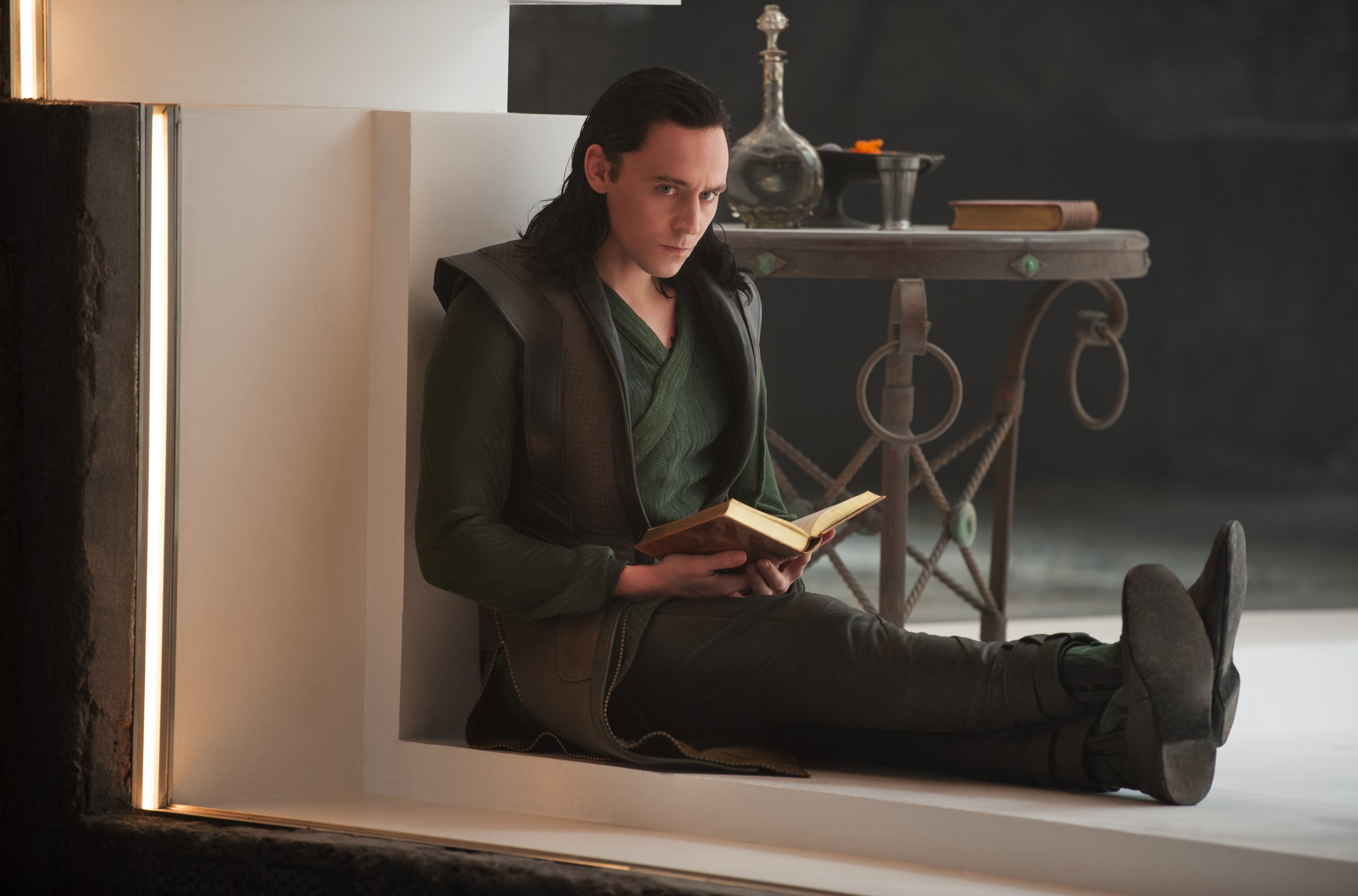 concentration, men, tom hiddleston 4k beautiful computer, 4K, book, indoors, full length, front view, young adult, lifestyles, business, activity, young men, HD Wallpaper