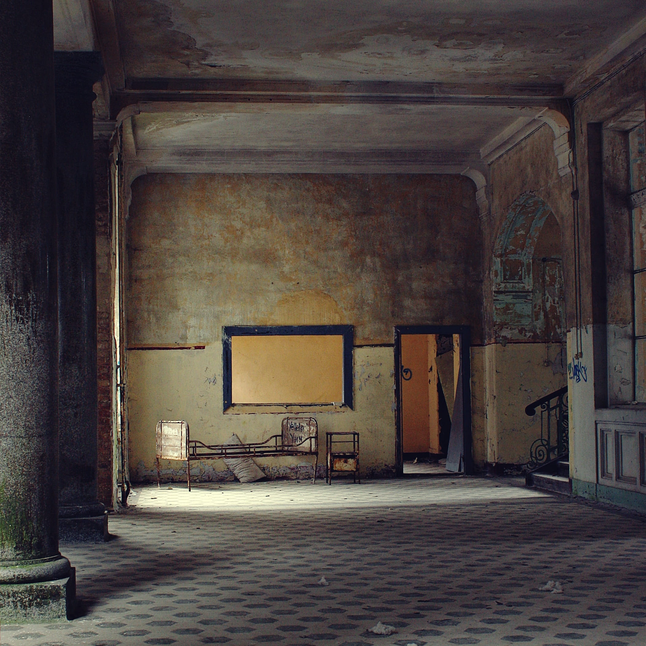 lost places, forget, wall - building feature, hallway, architecture, ailing, wall, entrance, space, daylight, absence, chair, no people, home, beelitz heilstätten, Phone HD Wallpaper