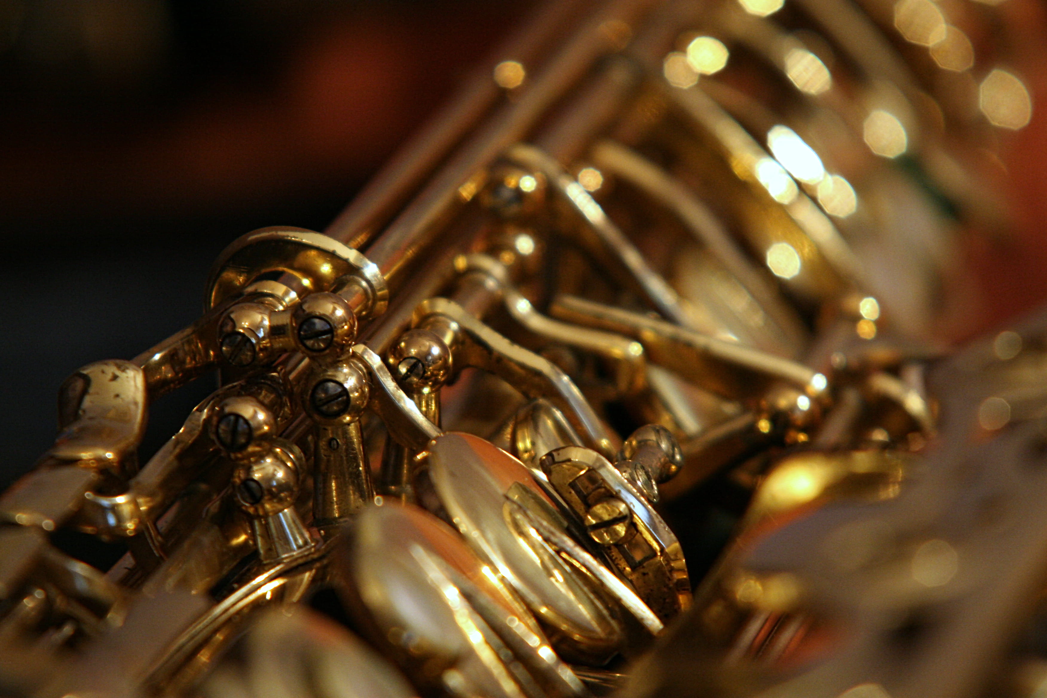 metal, sax, arts culture and entertainment, gold colored, 2K, selective focus, brass instrument, orchestra, trumpet, gold, shiny, music, indoors, wind instrument, HD Wallpaper