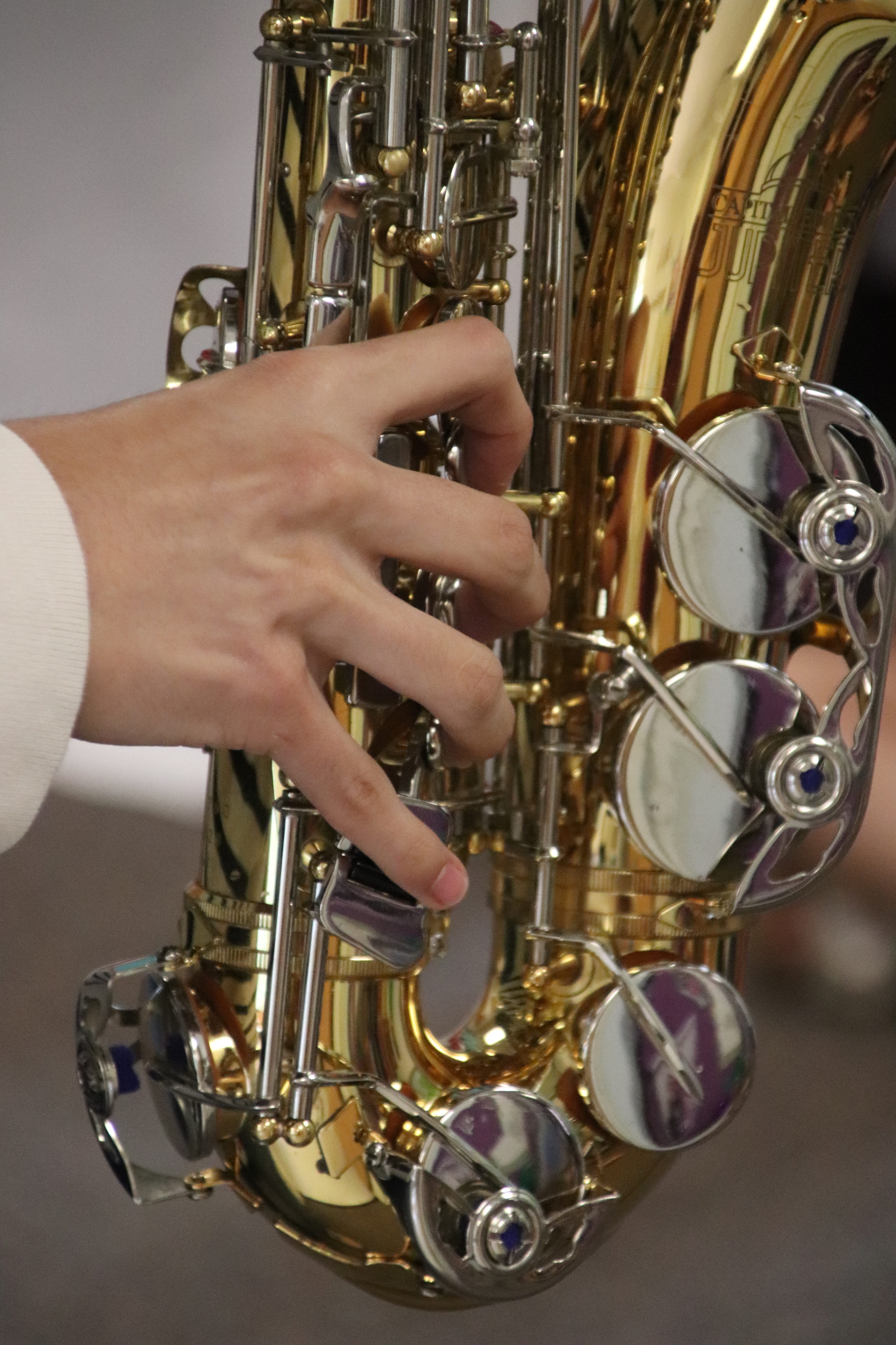 real people, instrument, performance, artist, 5K, holding, jazz, musician, body part, play, human hand, brass instrument, sax, playing, human finger, brass, Phone HD Wallpaper