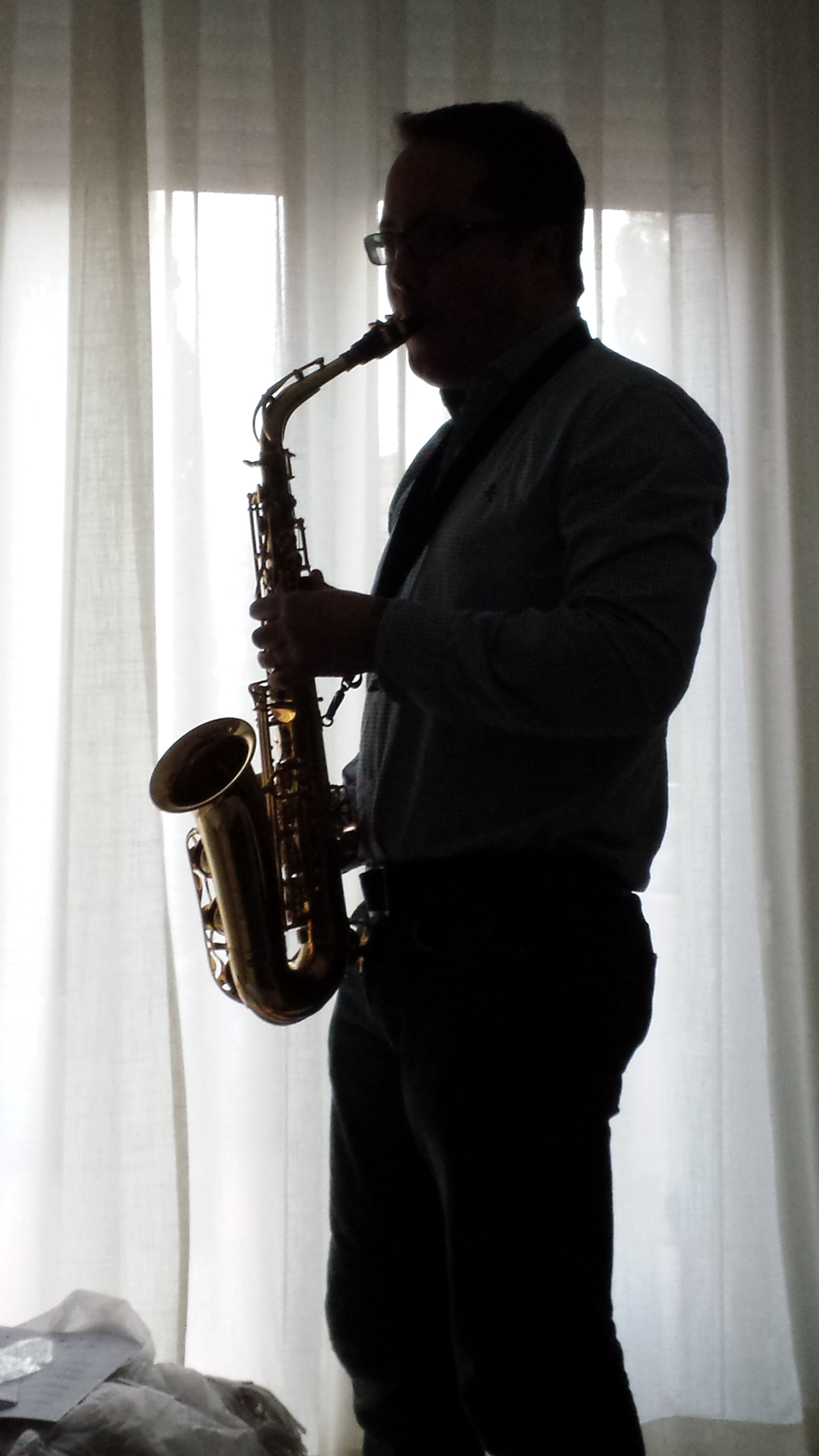 men, performance, holding, curtain, playing, 4K, mature men, arts culture and entertainment, backlight, lifestyles, skill, real people, saxophone, musical instrument, Phone HD Wallpaper