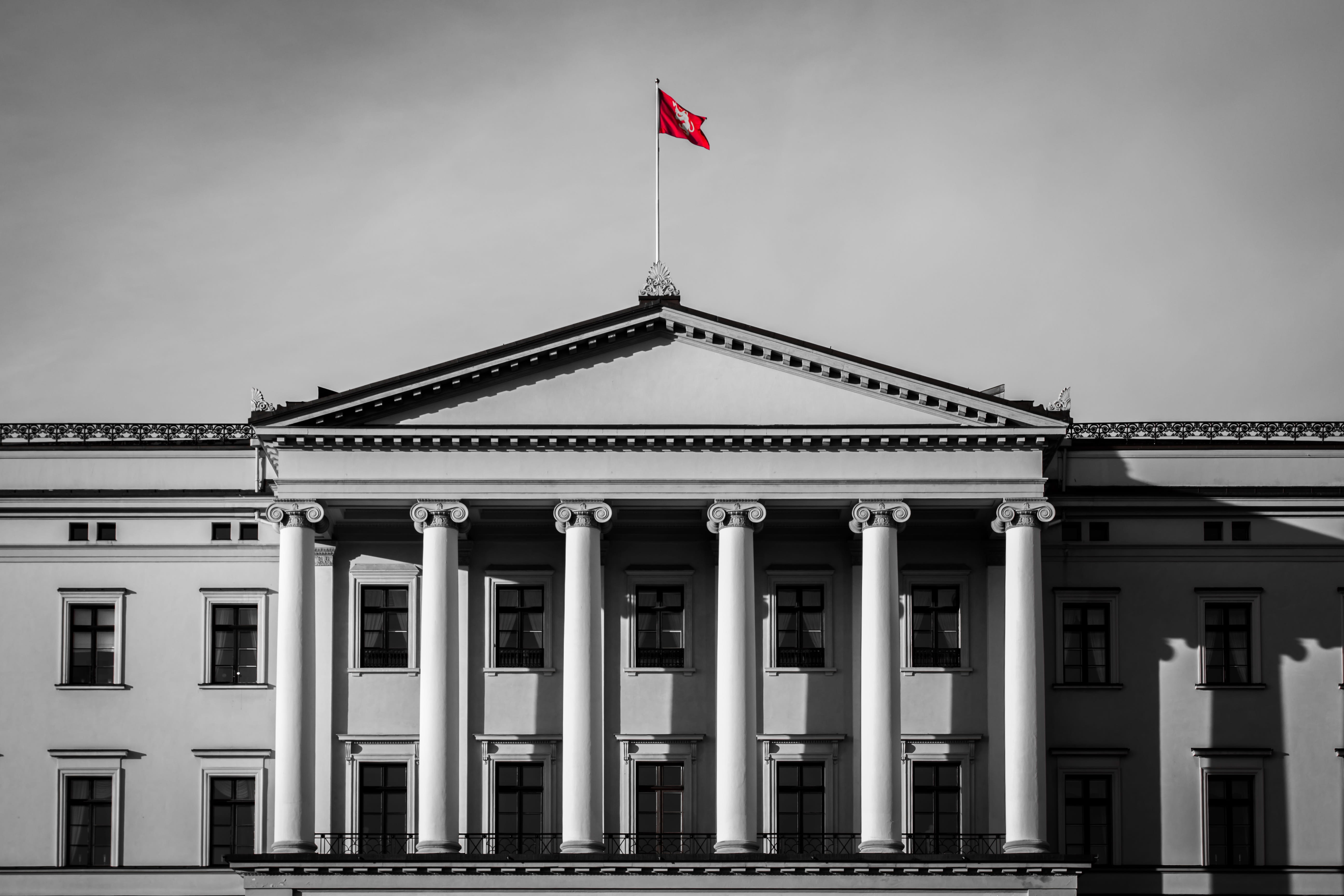 built structure, flag, government, architectural column, norge, vinter, low angle view, symbol, 5K, selektive farger, kongelig palass, himmel, palass, HD Wallpaper