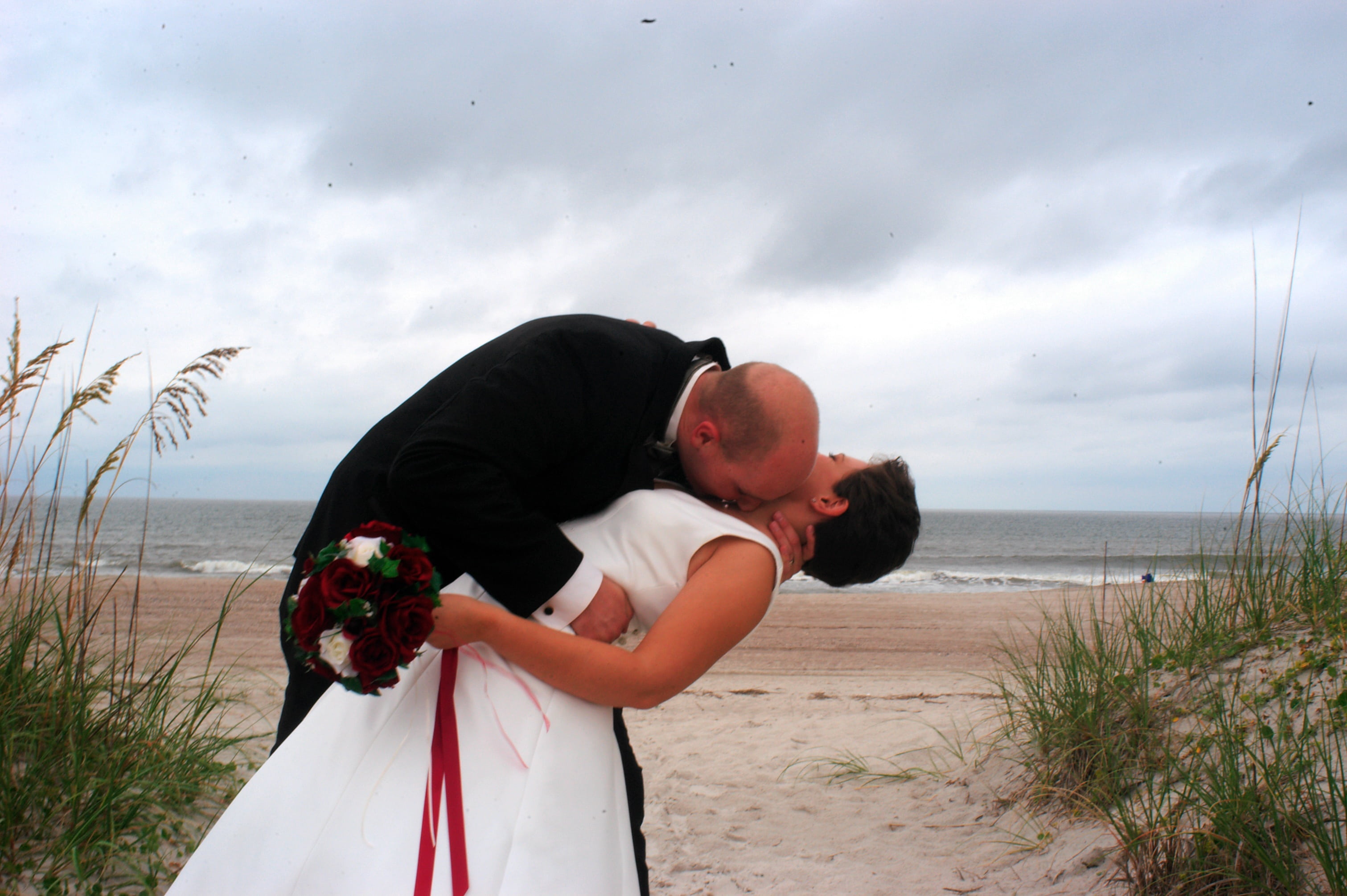 sky, married, sand, 2K, couple, romantic, wedding, seaside, cloud - sky, beauty in nature, water, young adult, plant, love, first kiss, kiss, white dress, HD Wallpaper