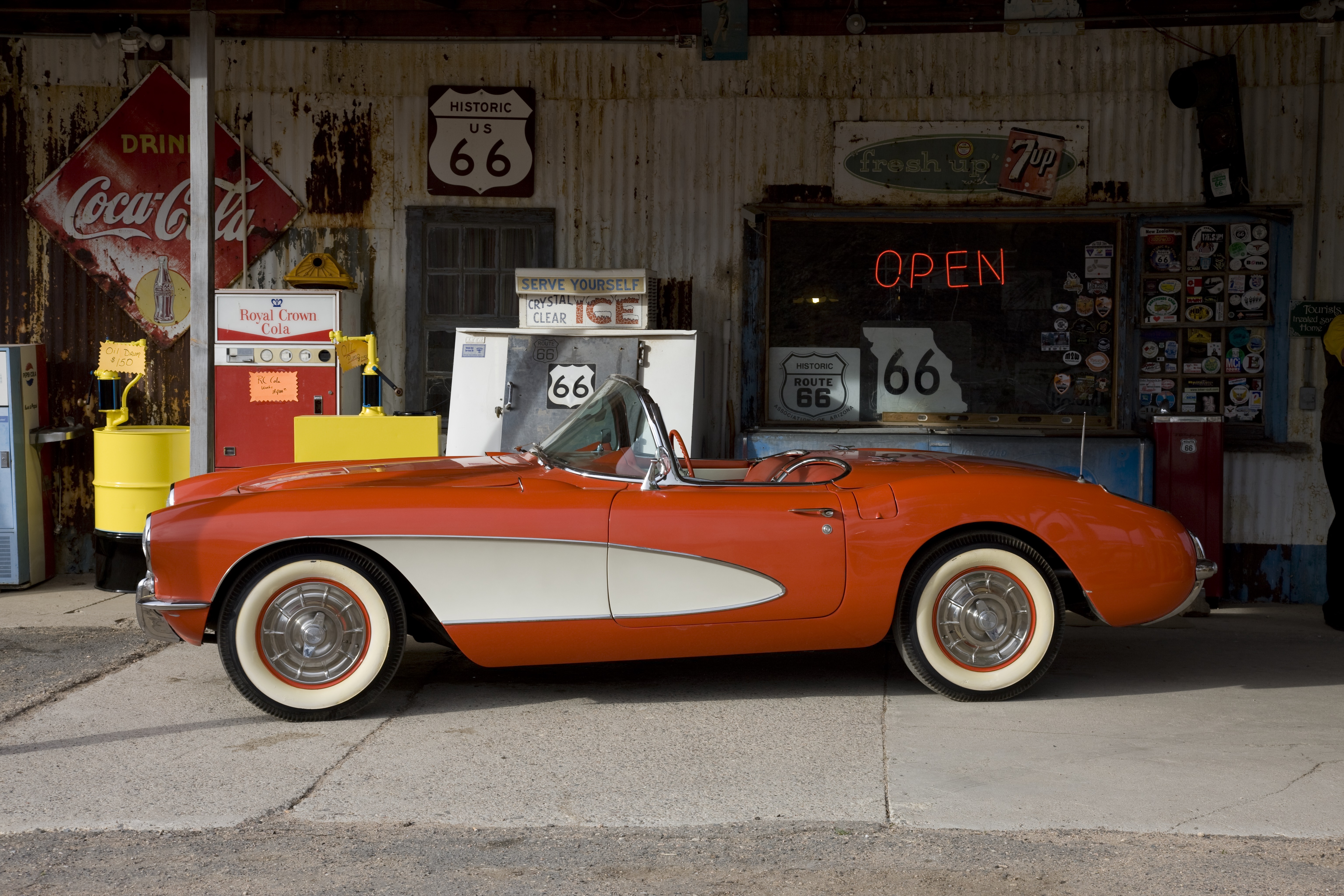 route 66, city, road, no people, built structure, near, convertible, car, day, corvette, building exterior, text, mode of transportation, classic, architecture, HD Wallpaper