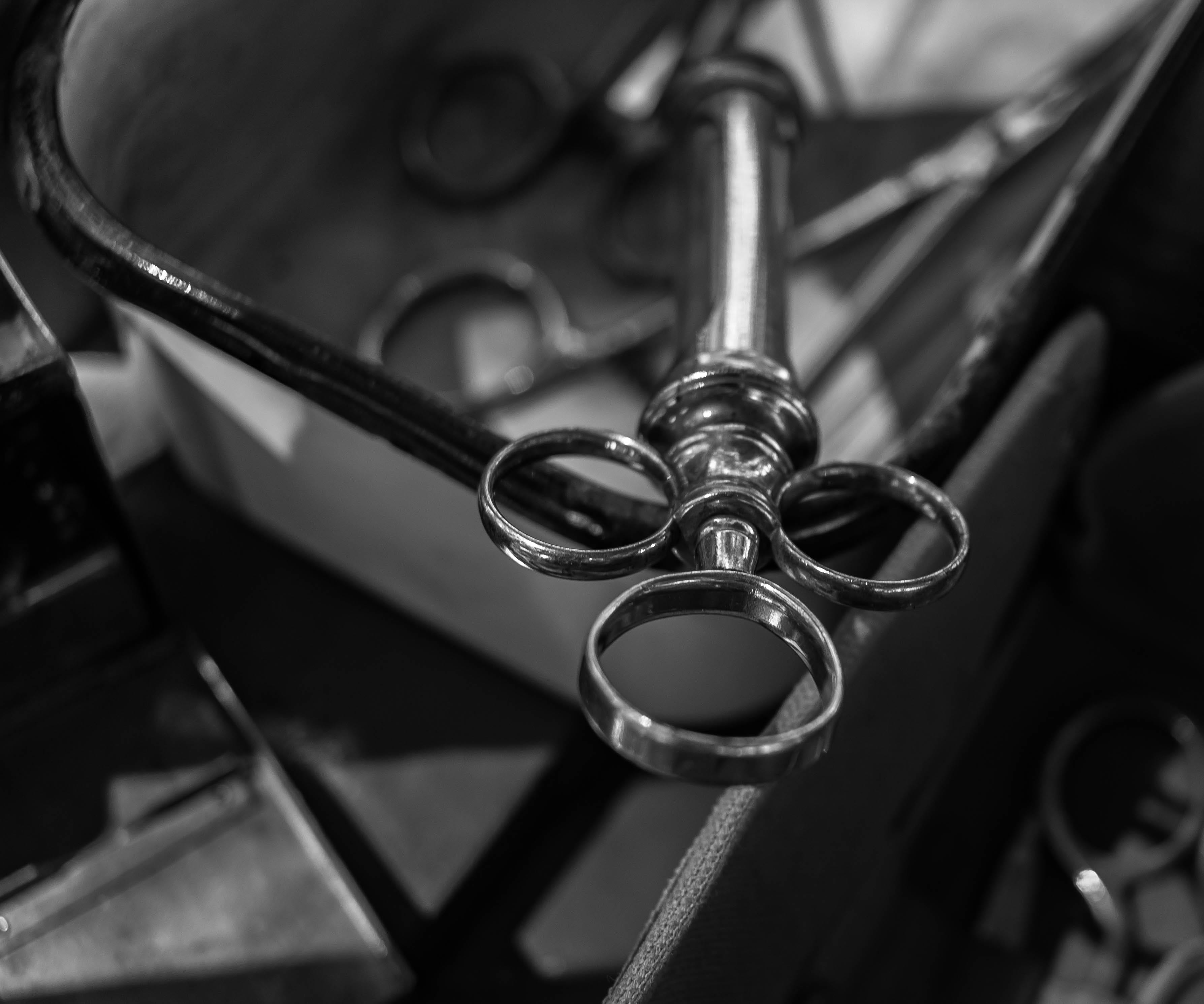 syringe, m.a.s.h, canon, medical utensil, black and white, field medic, protection, technology, musical instrument, basin, steel, conneaut, still life, HD Wallpaper