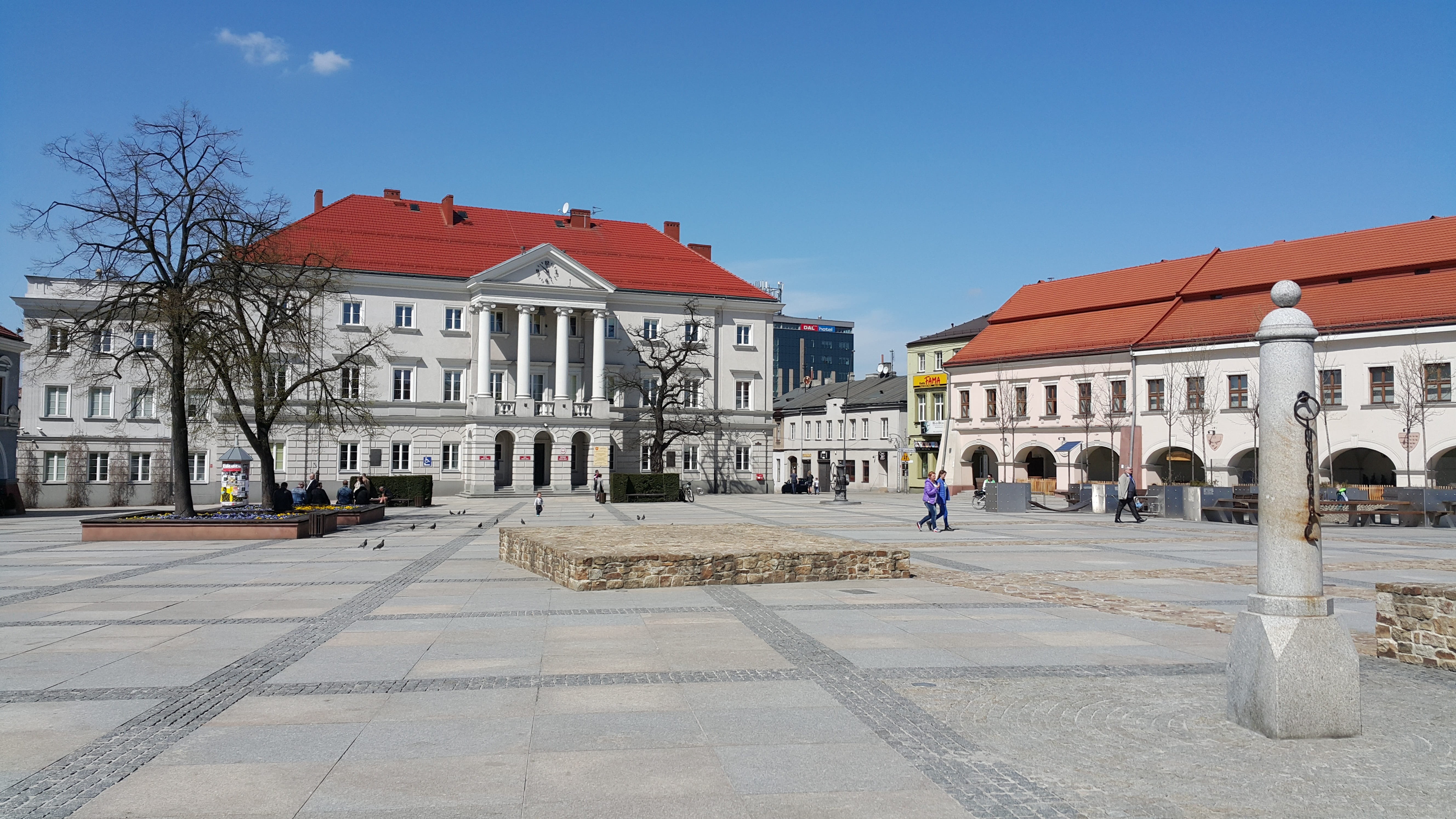 poland, pillory, travel destinations, nature, city, building exterior, architectural column, tree, clear sky, 5K, built structure, the past, group of people, HD Wallpaper