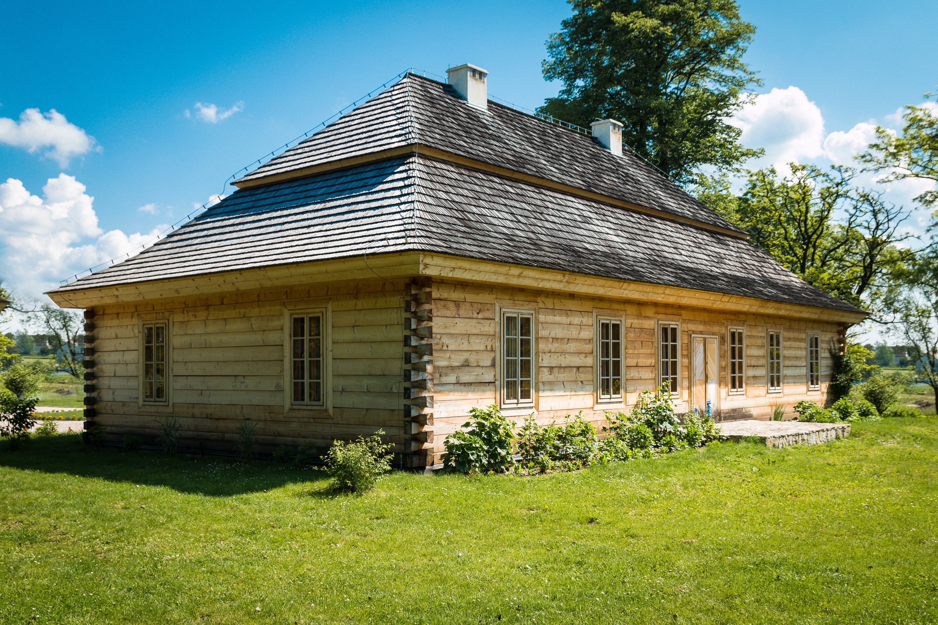 sky, house, masłów, field, cottage, white, wooden house, day, zeromski, roof, wooden cottage, 2K, ciekoty, built structure, brown, plant, growth, old house, HD Wallpaper