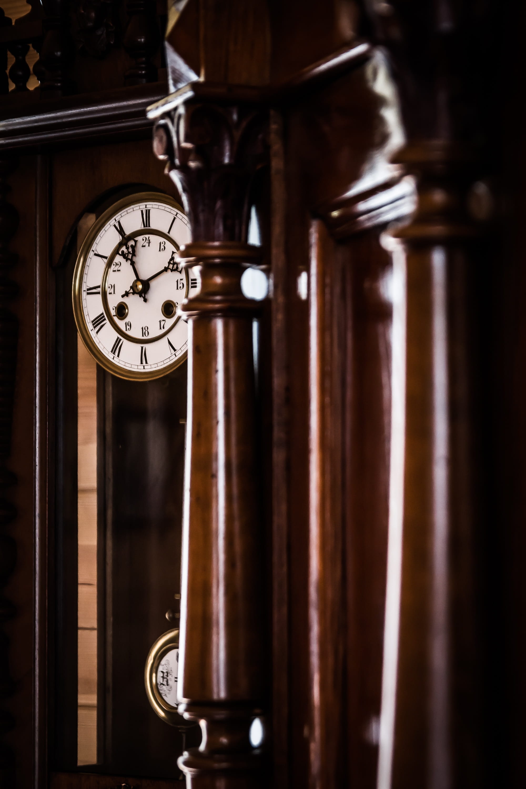 wood - material, machine part, old clock, kielce, tips, selective focus, 2K, accuracy, instrument of time, indoors, ornate, focus on foreground, ciekoty, Phone HD Wallpaper