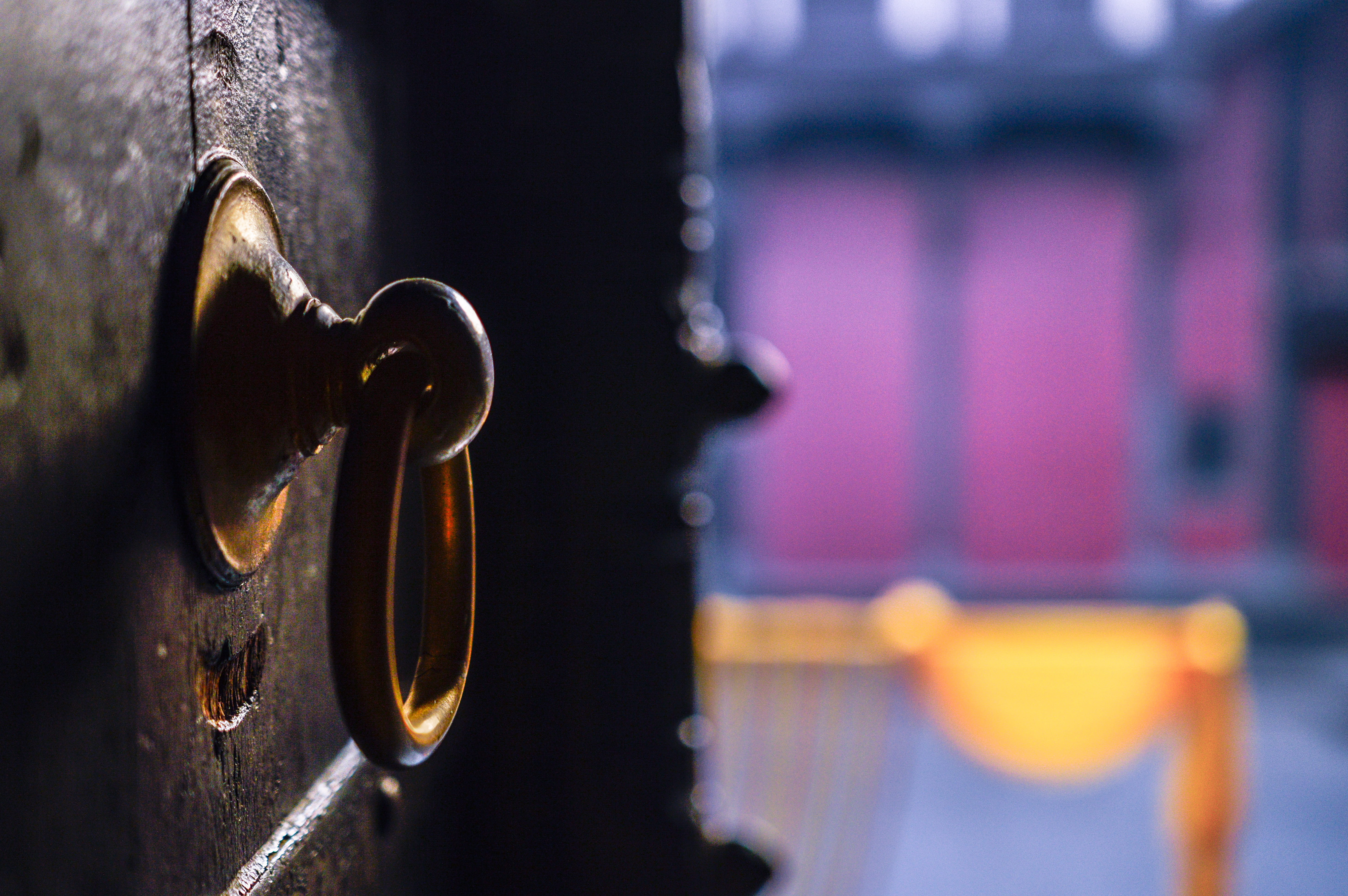 bronze, gong, flugelhorn, head, figurine, selective focus, apparel, finger, no people, doorknob, handrail, clothing, door knocker, focus on foreground, HD Wallpaper