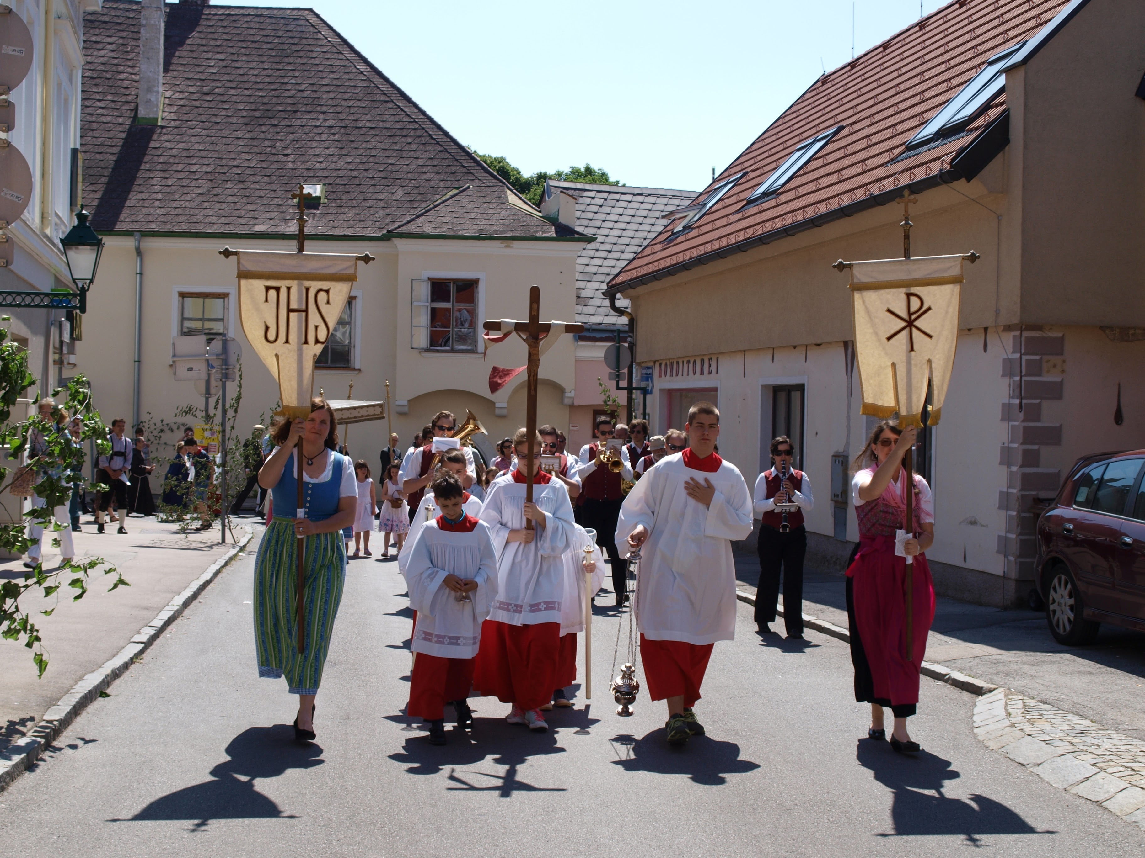 real people, built structure, child, corpus christi, group of people, spirituality, costume, religion, lifestyles, 2K, daughter, church, full length, sunlight, HD Wallpaper