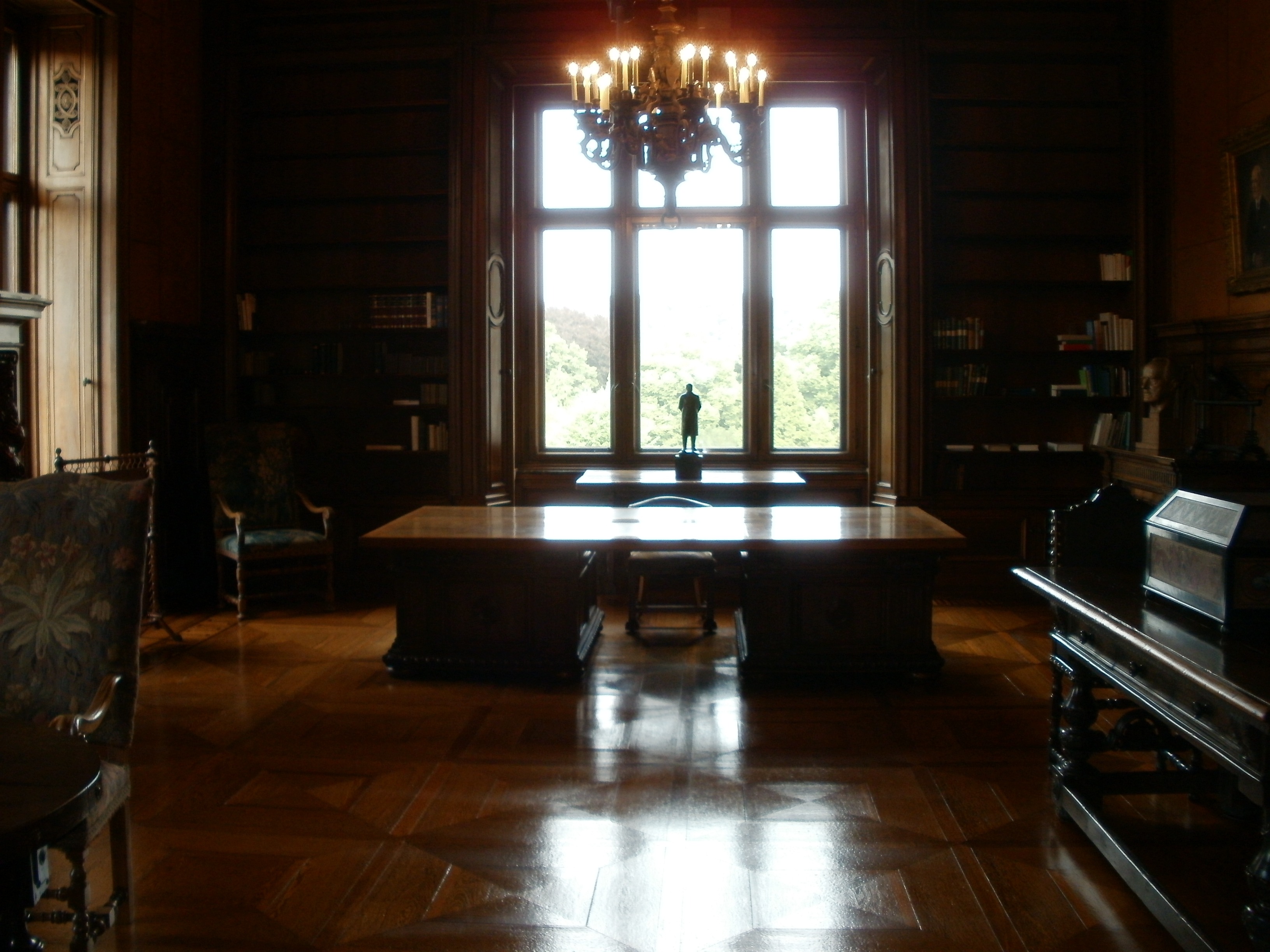 wood, no People, seat, books, built structure, desk, decor, sunlight, indoors, architecture, library, chair, wooden, furniture, tiled floor, house, study, HD Wallpaper