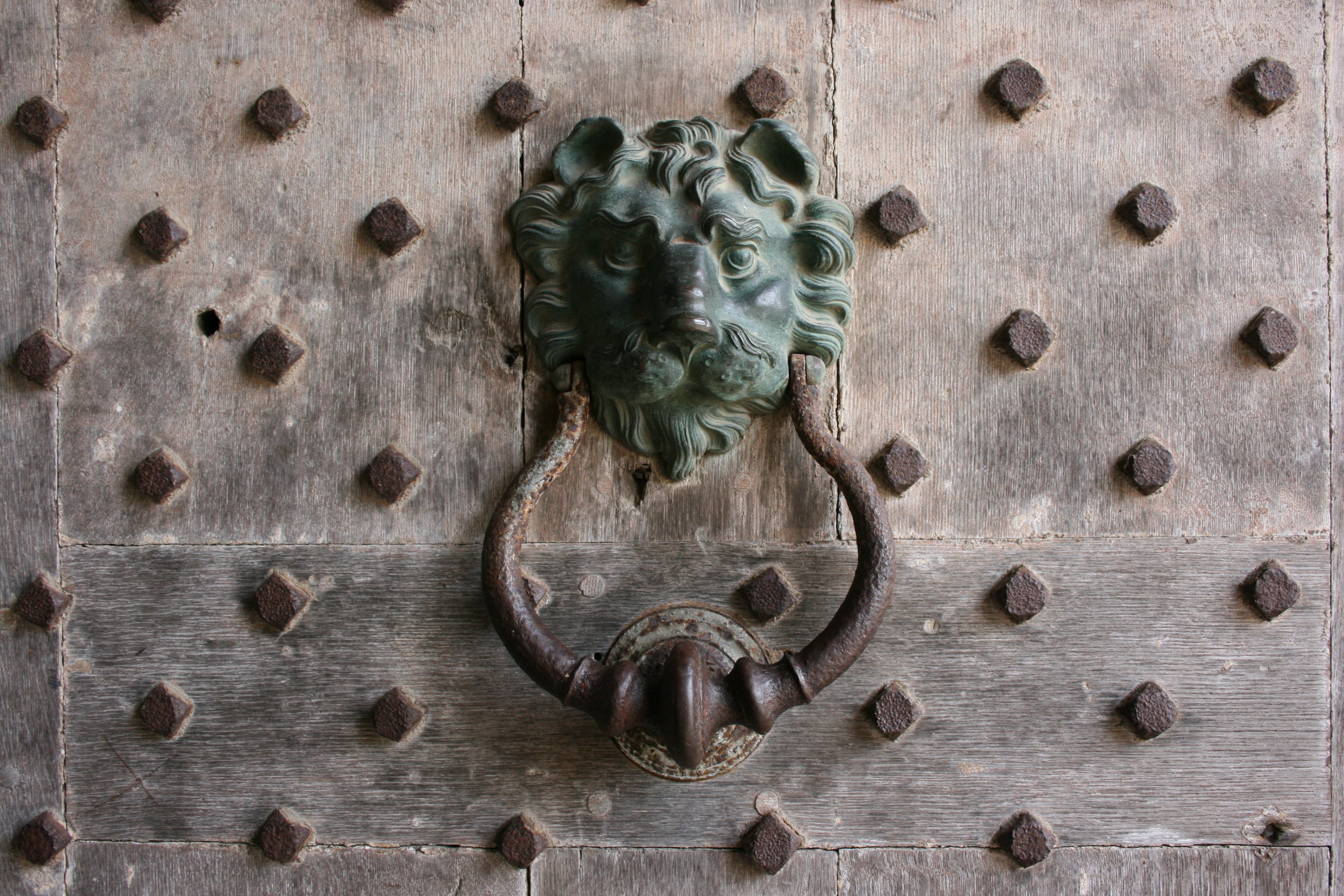 wood - material, knocker, creativity, metal, old, 4K, entrance, full frame, no people, leeds castle, design, pattern, art and craft, door knocker, day, HD Wallpaper