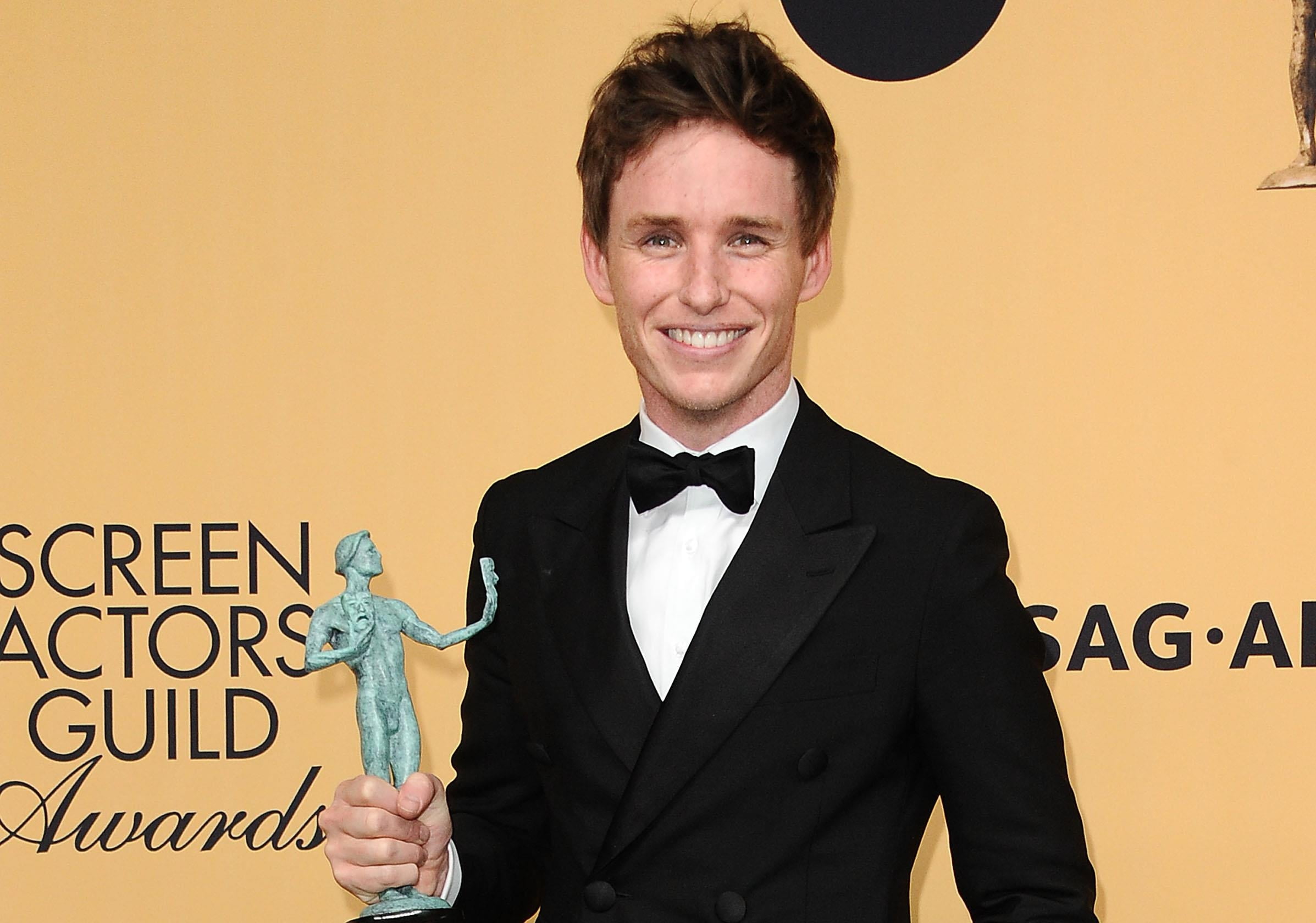 portrait, event, man, standing, looking at camera, adult, well-dressed, trophy, males, emotion, studio shot, confidence, oscar, 2015, eddie redmayne, cheerful, HD Wallpaper