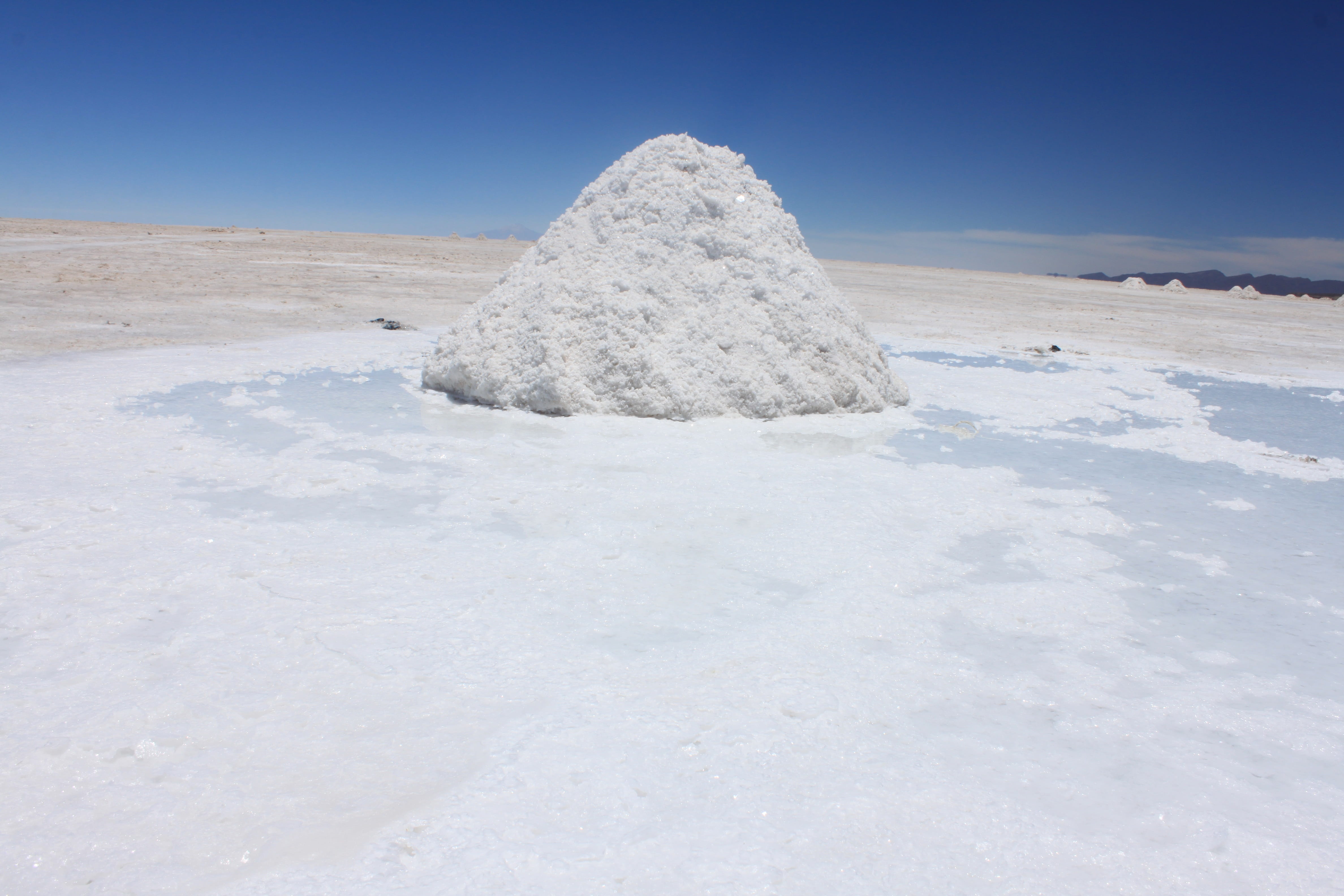 outdoors, desert, Uyuni, sky, no people, winter, exotico, climate, cold temperature, 4K, mineral, arid climate, cloud - sky, land, environment, Landscape, HD Wallpaper
