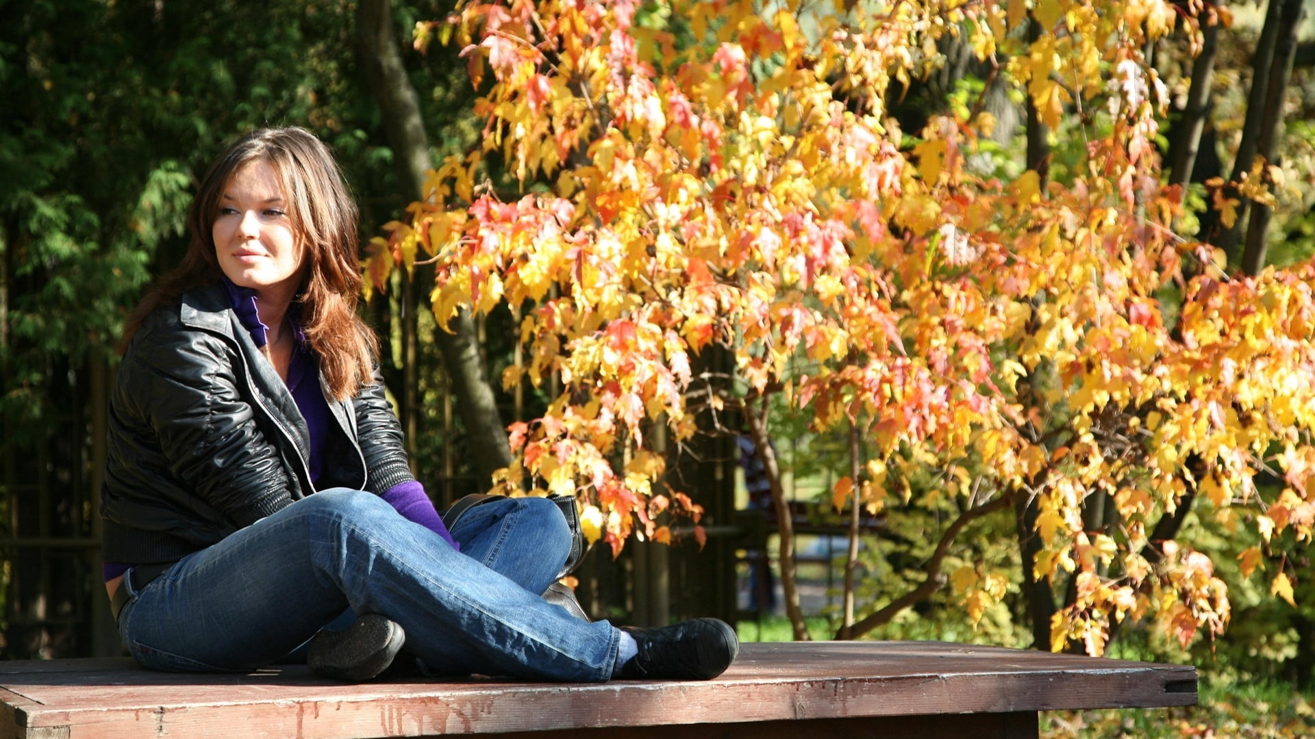 young Women, leisure Activity, season, teenage Girls, hair, beautiful, full length, brunette, hairstyle, contemplation, joy, park - Man Made Space, enjoyment, HD Wallpaper
