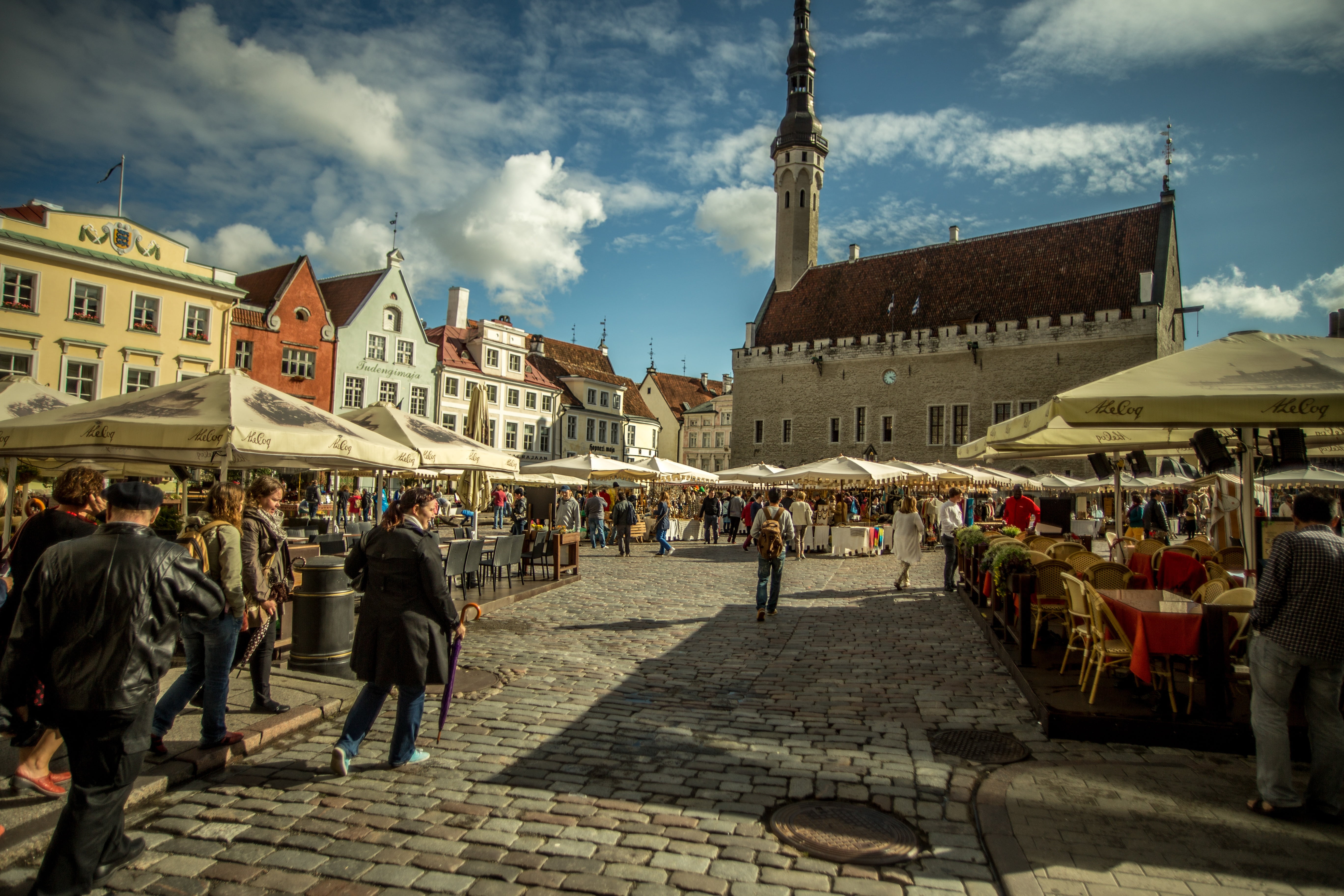 outdoors, building, nature, women, tallinn, tourism, cloud - sky, adult, built structure, crowd, men, real people, 5K, street, group of people, city, architecture, HD Wallpaper