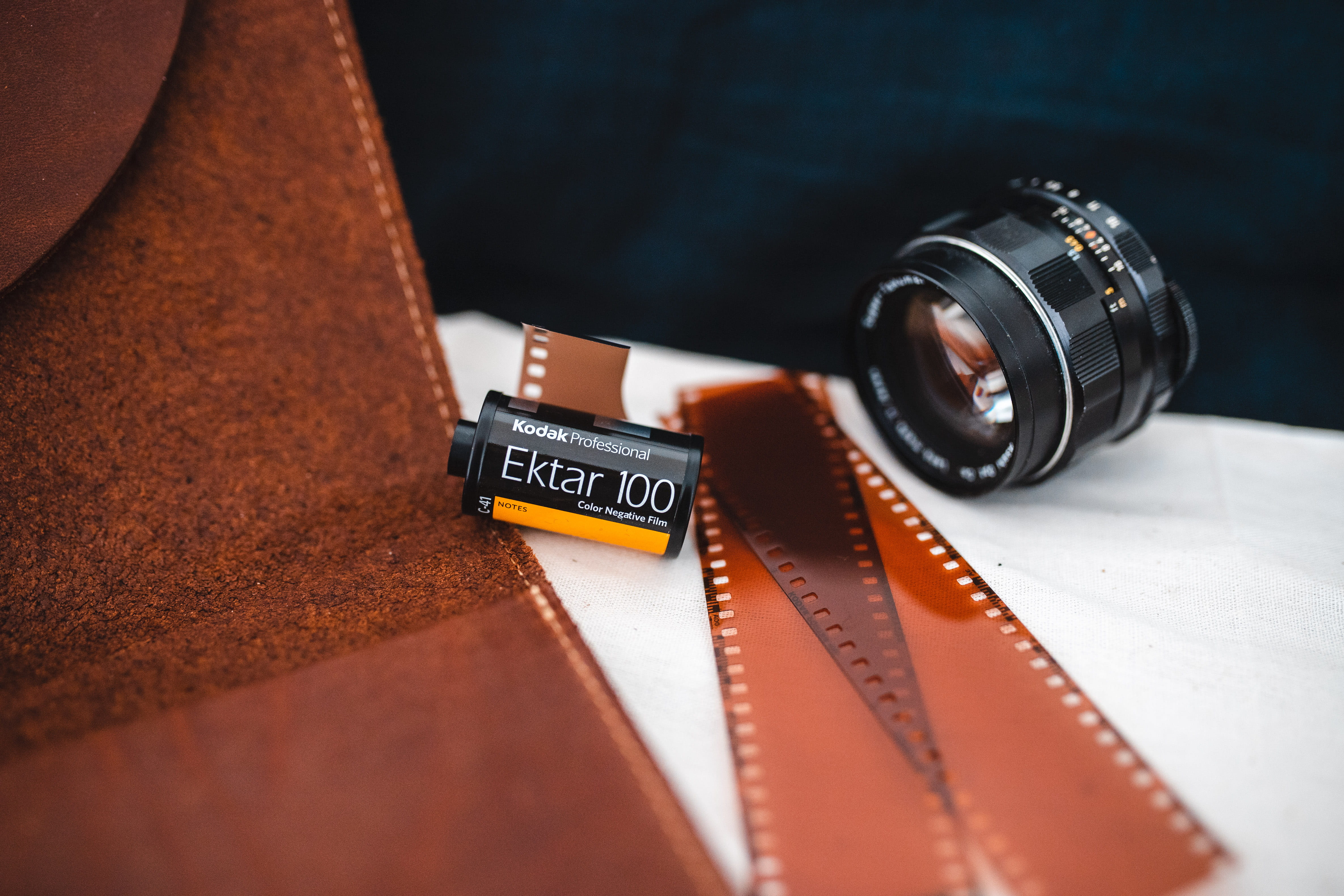 studio shot, copy space, profession, 100, finance, negative, two objects, retro, camera, leather, vintage, selective focus, professional, business, black, HD Wallpaper