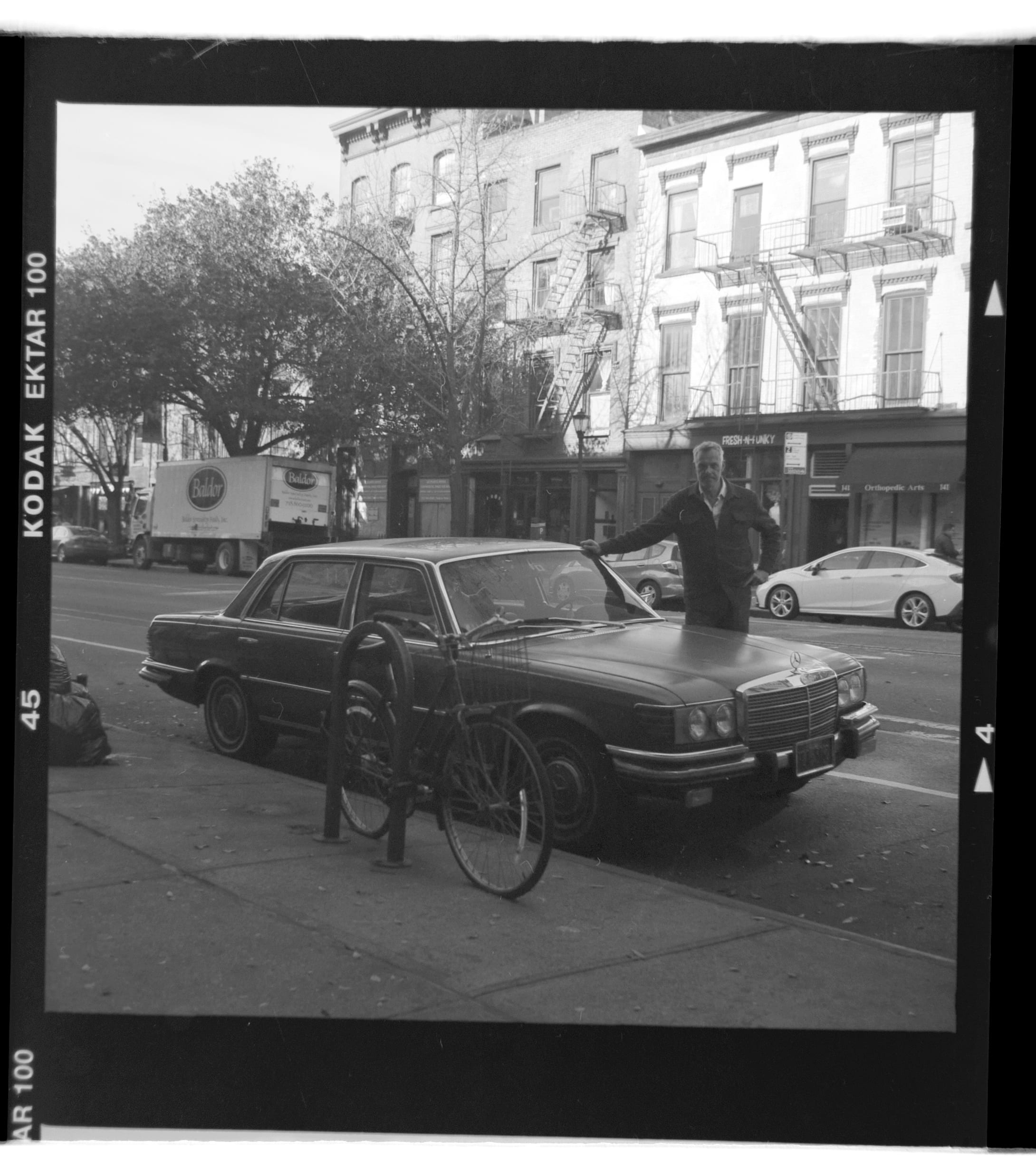 transfer print, untitled, baldor, built structure, standing, plant, outdoors, ektar, man, mercedese, street, motor vehicle, sidewalk, day, 1080P, black, Phone HD Wallpaper