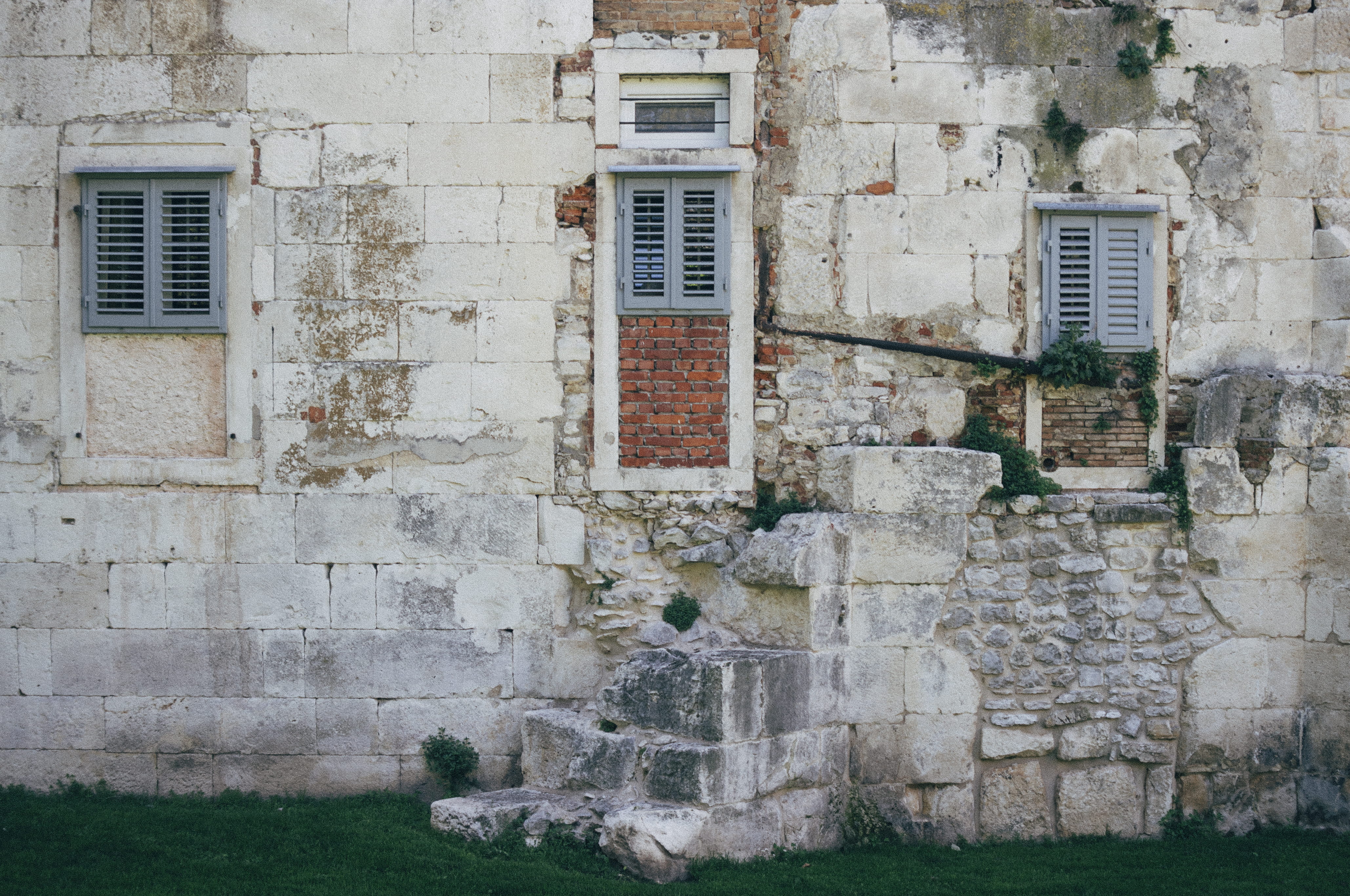 house, 4K, geometry, architecture, stone wall, 2013, building exterior, life, city, geometric, europe, damaged, cityscape, built structure, the past, kodak, HD Wallpaper