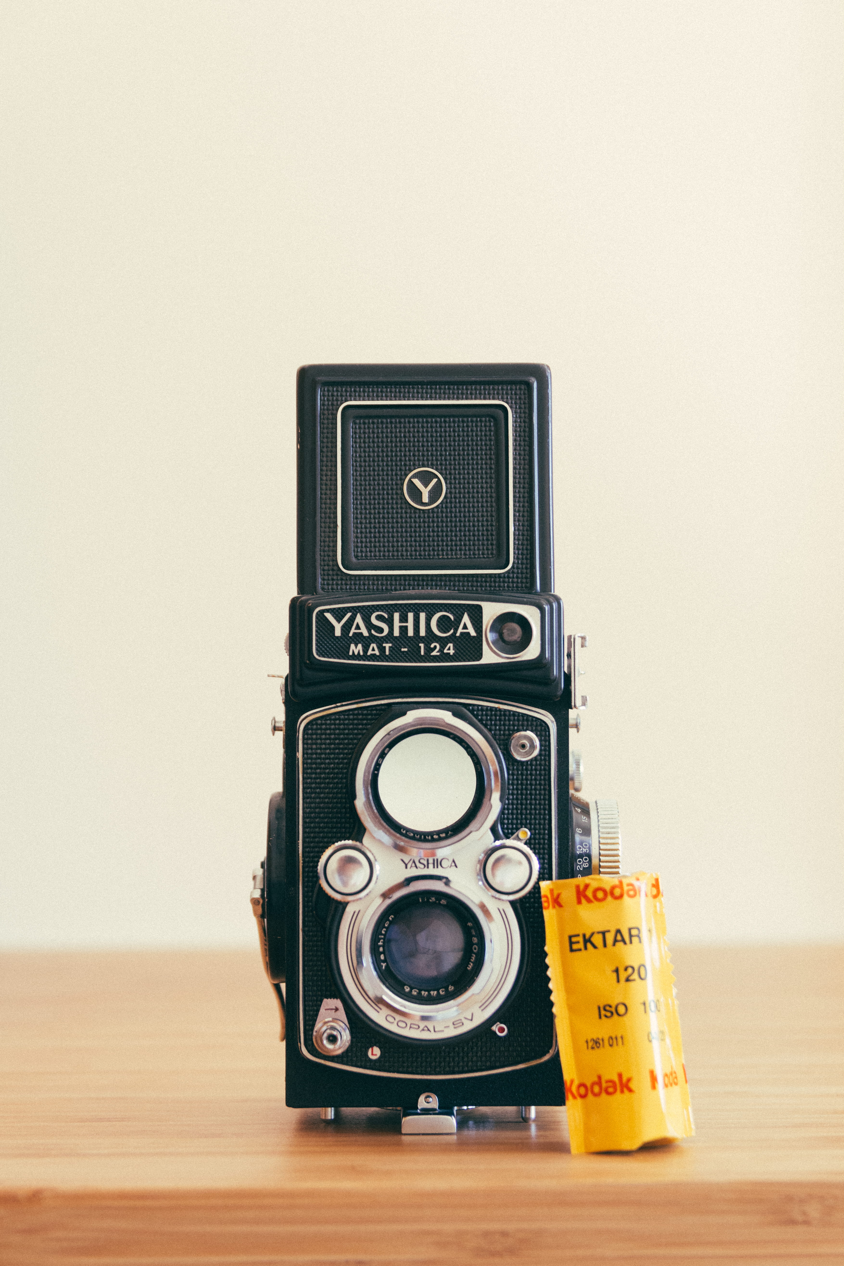 single object, radio, vintage camera, film, still life, nostalgia, photography themes, camera, land, mat, desk, 5K, business, no people, surface, creative, Phone HD Wallpaper