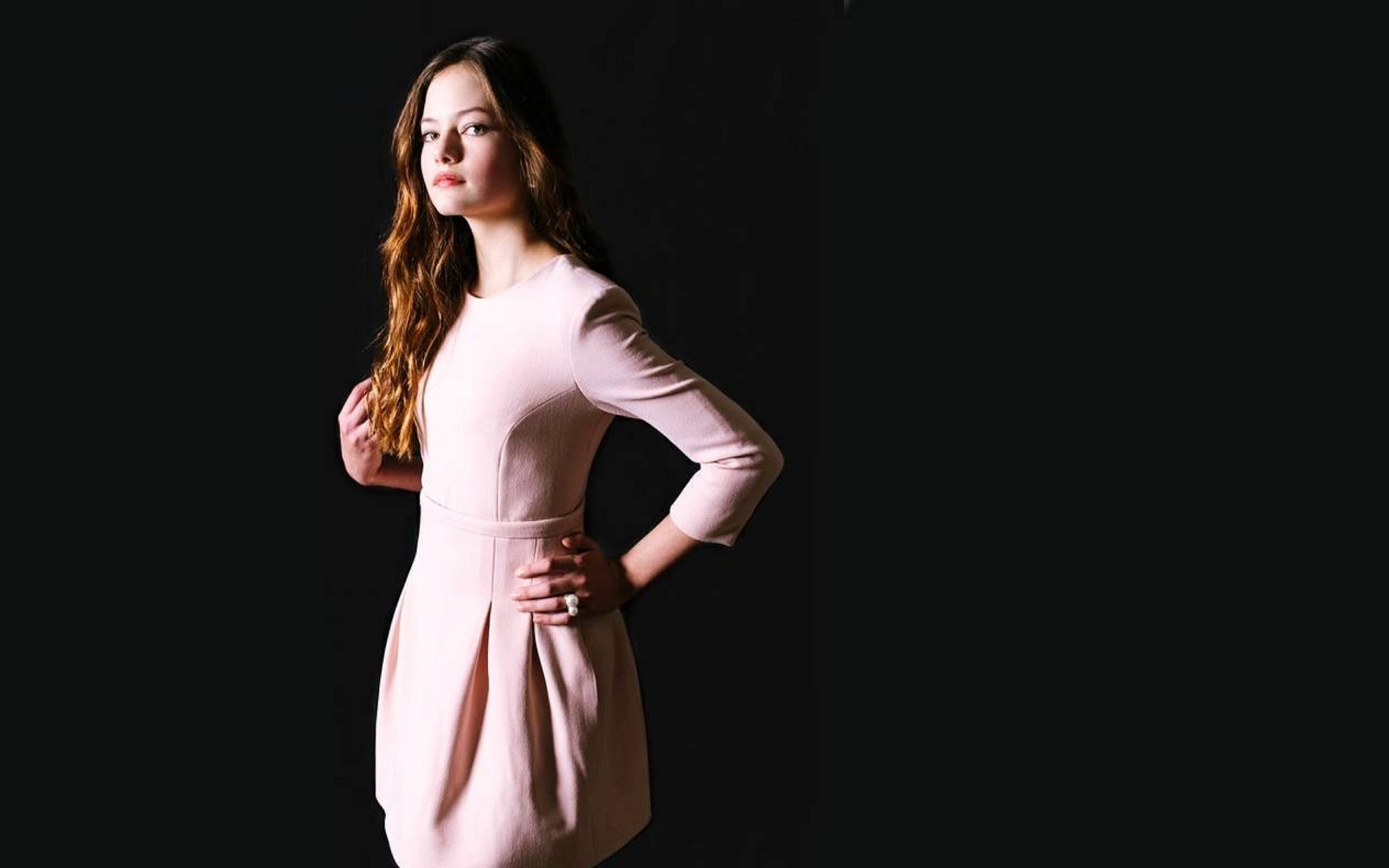 photoshoot, three quarter length, copy space, clothing, actress, foy, standing, indoors, 2K, beautiful, black background, beauty, one person, young adult, HD Wallpaper