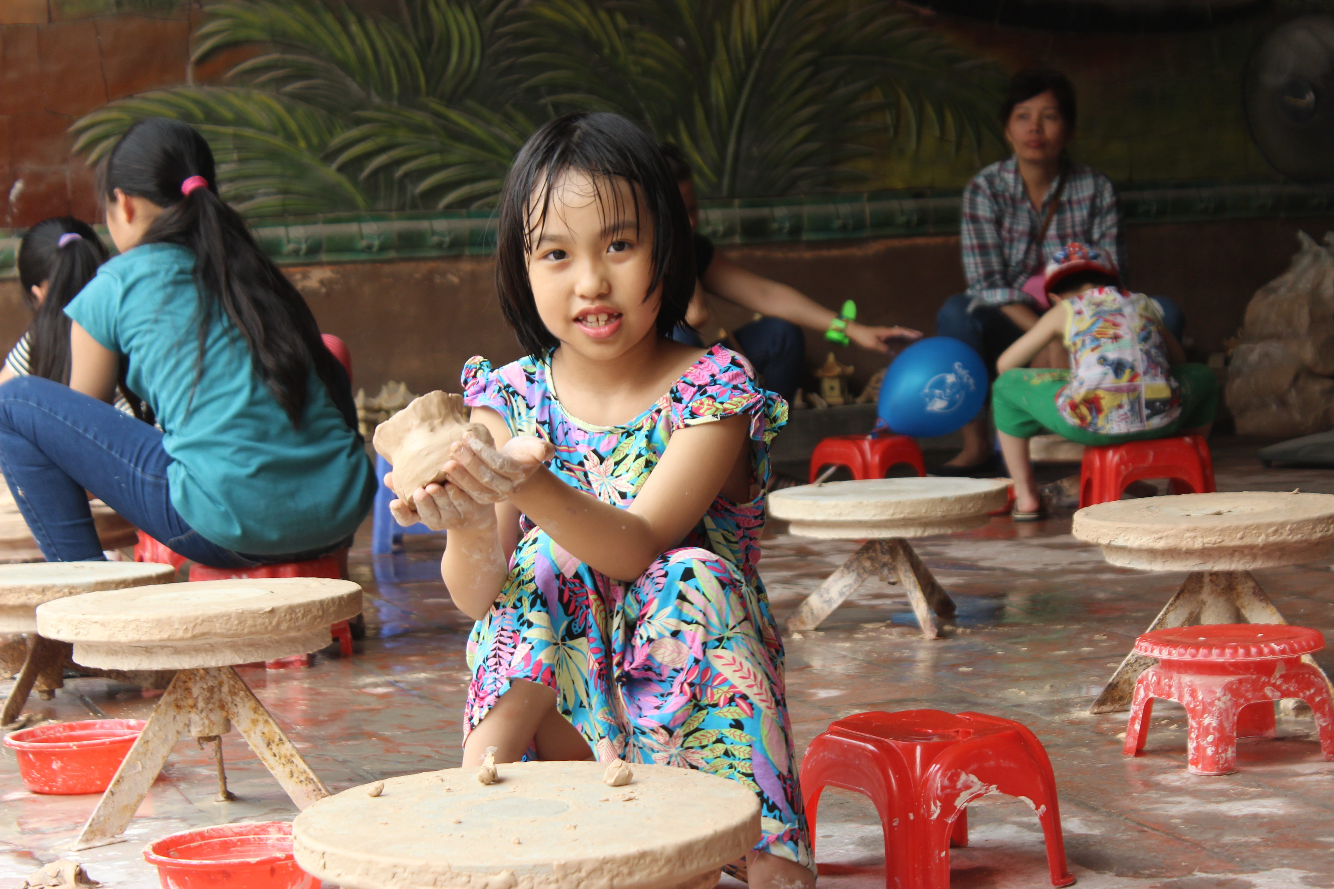 front view, Child, girls, men, concentration, sitting, casual clothing, sister, three quarter length, Bat Trang, childhood, outdoors, lifestyles, ceramic clay, HD Wallpaper