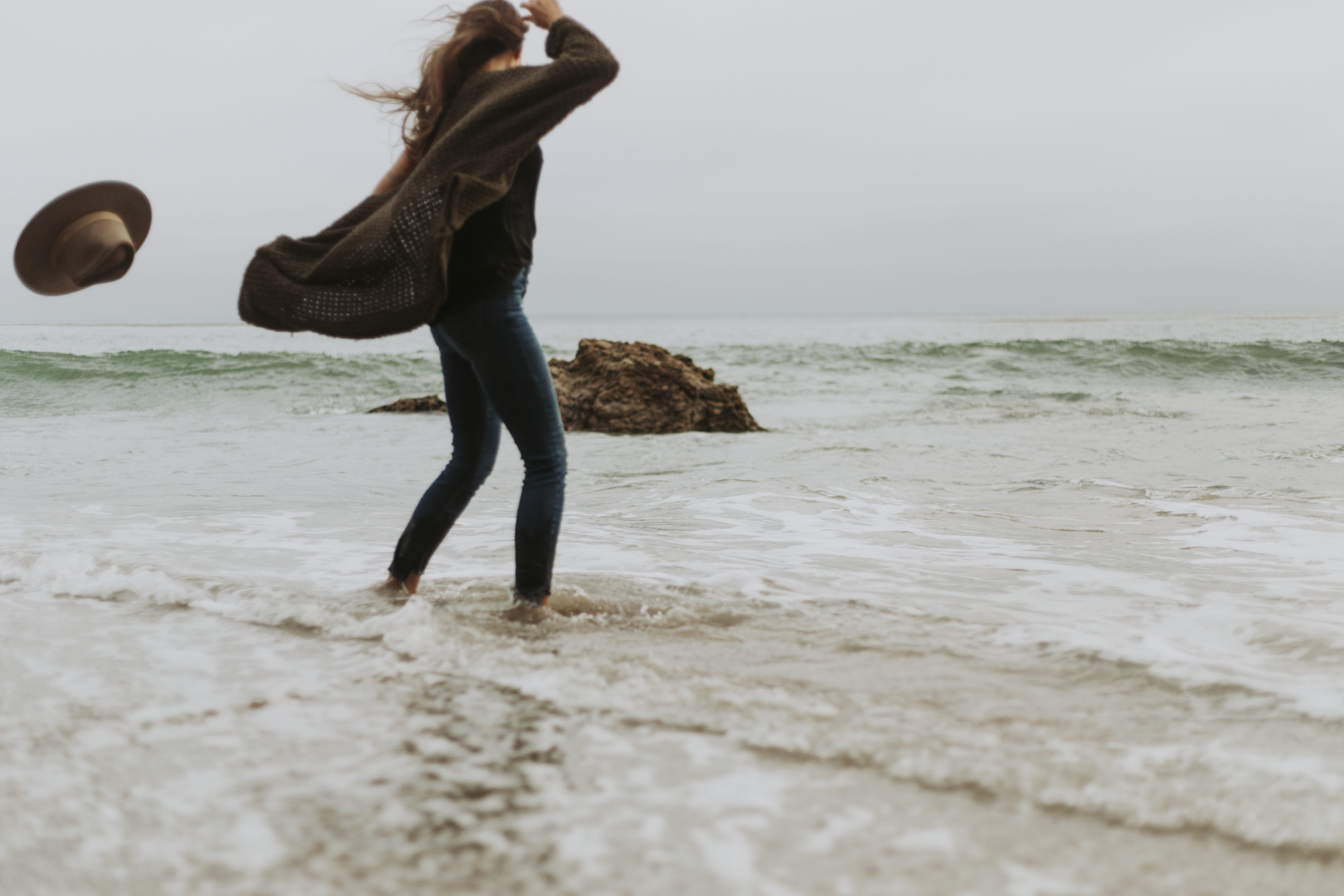 near, sand, ocean, nature, blond hair, standing, trip, full length, lifestyles, female, hairstyle, daylight, seawater, real people, vacations, person, leisure activity, HD Wallpaper