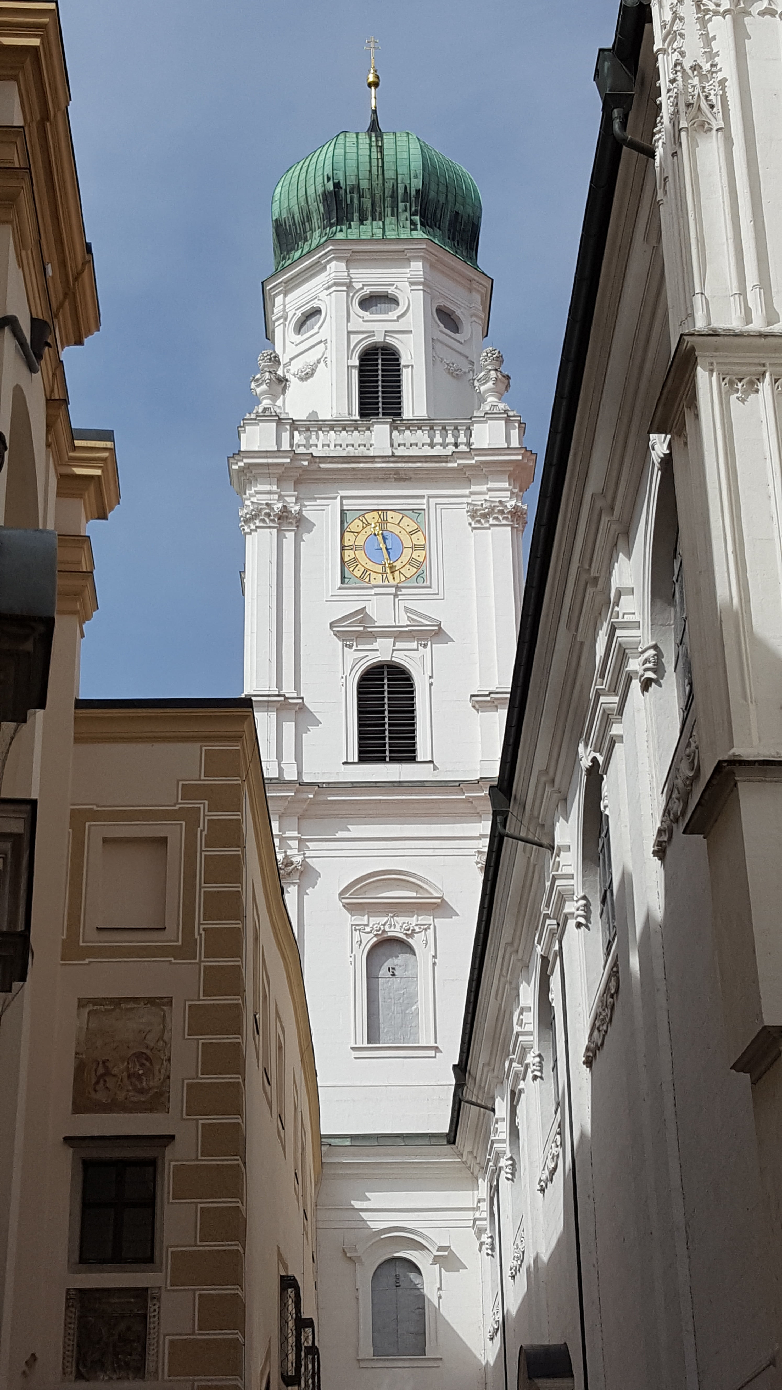 history, spirituality, architecture, place of worship, passau, built structure, sky, no people, government, architectural column, low angle view, building, Phone HD Wallpaper