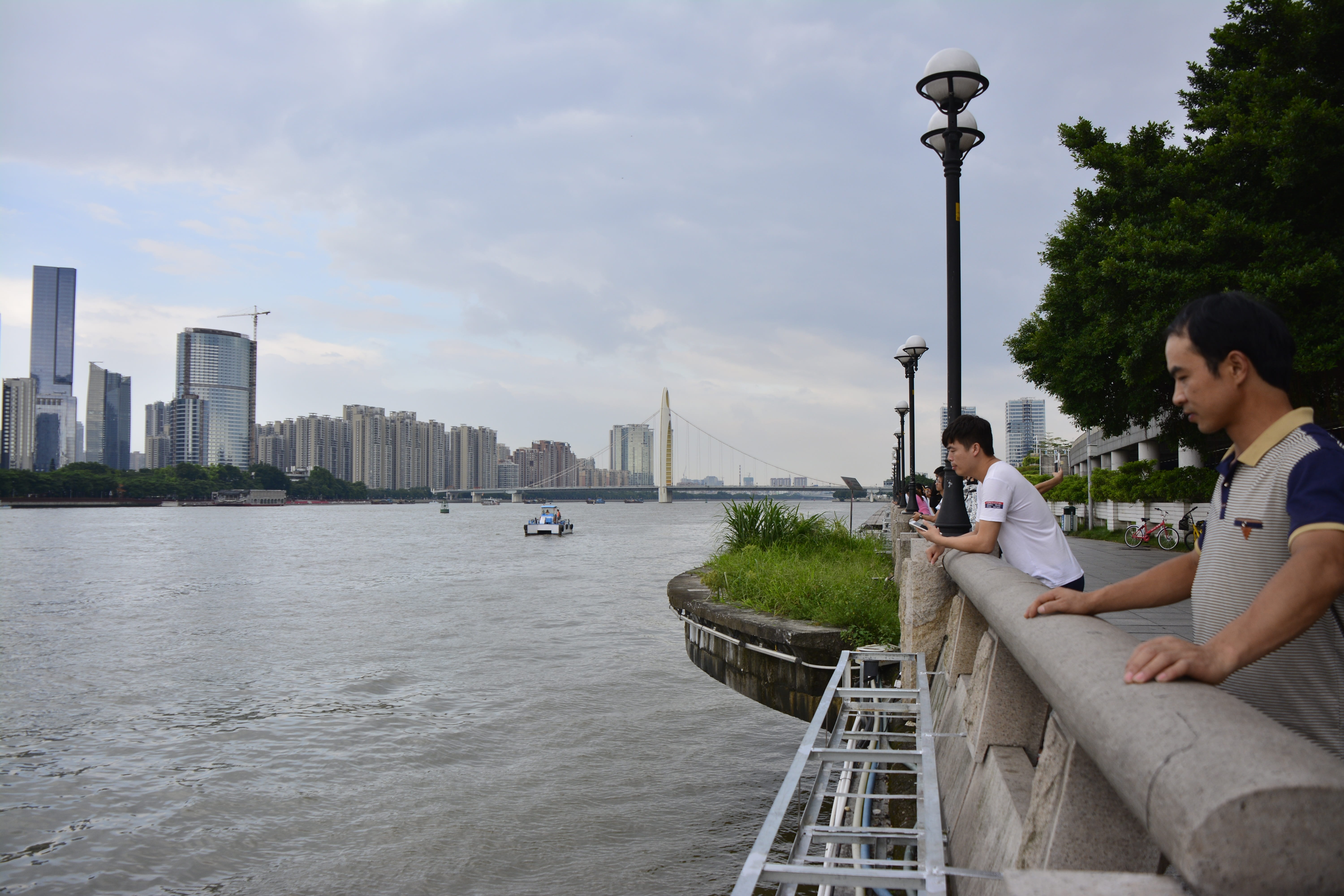 modern, tourist, waterfront, tourism, real people, togetherness, zhujiang, building exterior, cityscape, urban, sitting, full length, adult, men, lifestyles, HD Wallpaper