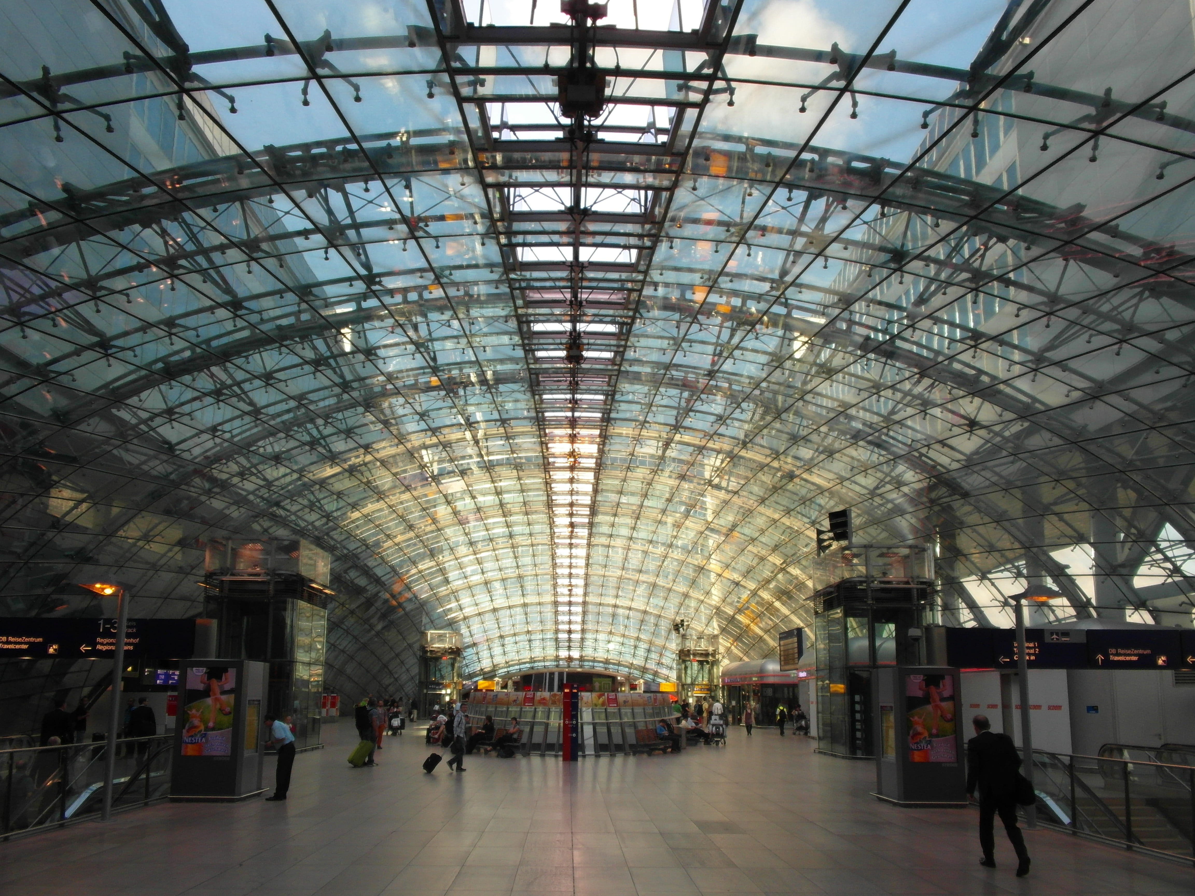 germany, public transportation, crowd, ceiling, illuminated, airport, indoors, lifestyles, arch, people, real people, modern, architecture, frankfort, journey, HD Wallpaper