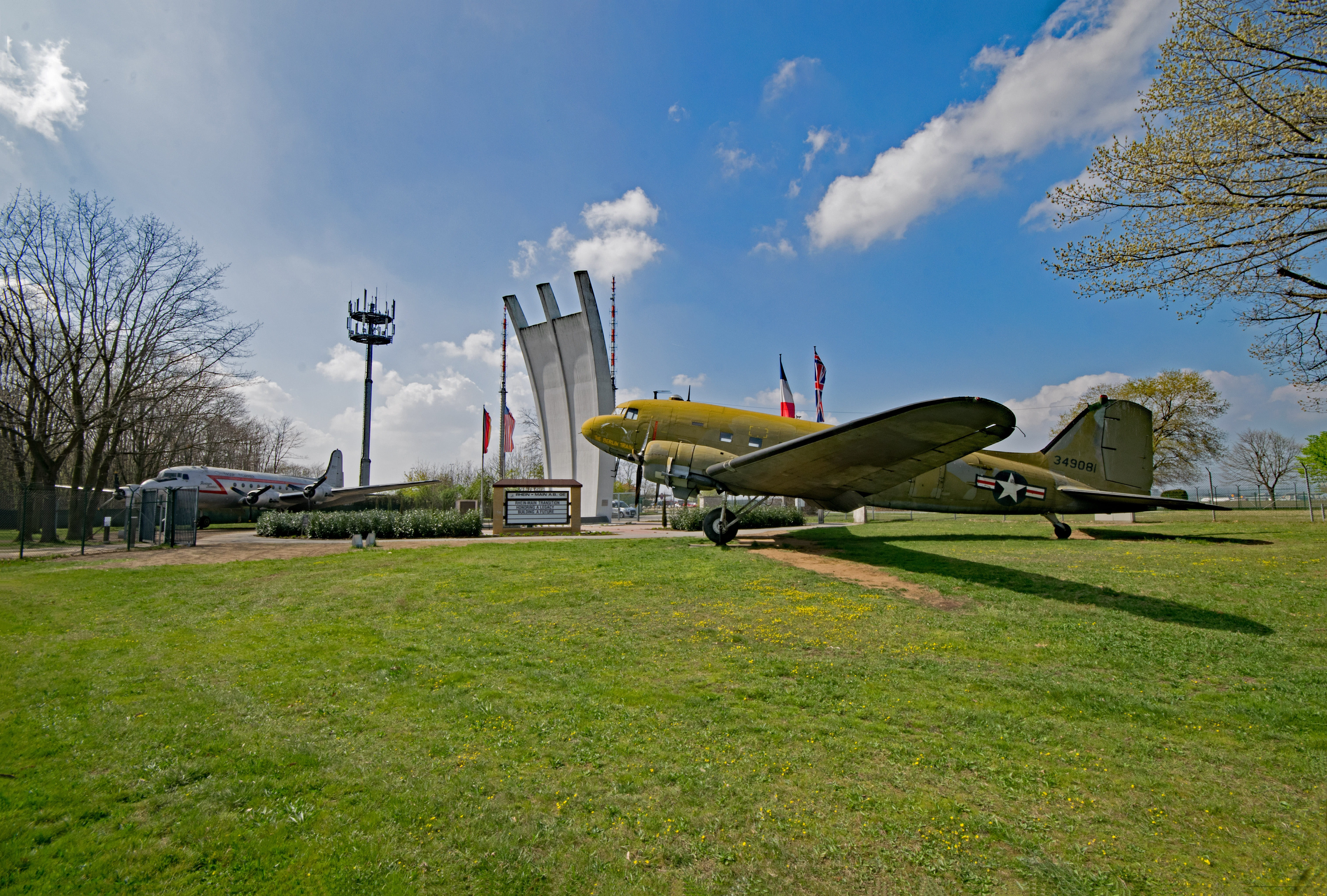 air bridge, candy bomber, berlin, park, Frankfurt, flying, travel, 5K, mode of transportation, nature, Germany, building exterior, sky, built structure, HD Wallpaper