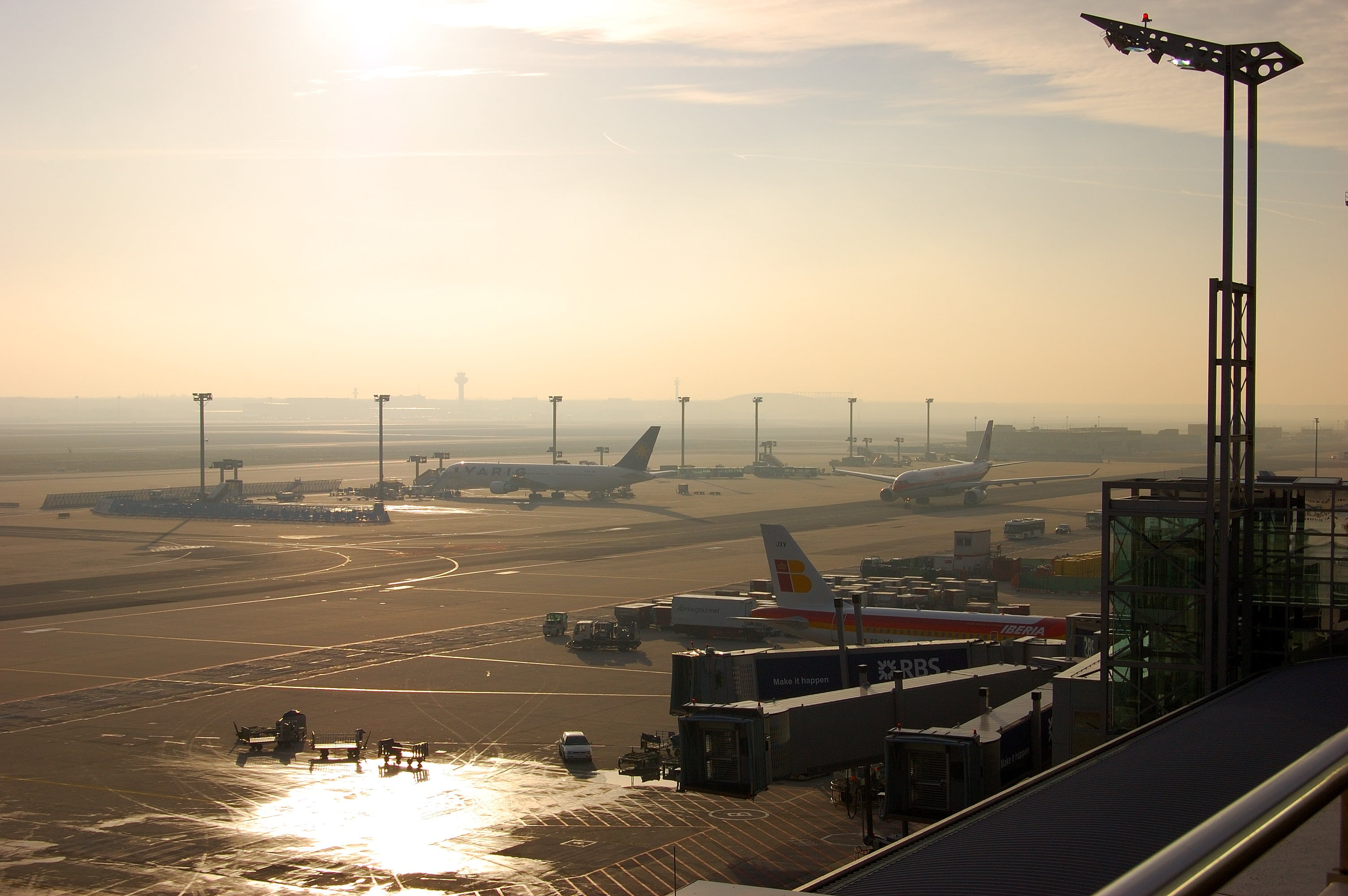 airport runway, sunlight, nature, transportation, architecture, evening sun, air traffic, no people, sun, 2K, industry, outdoors, machinery, frankfurt, HD Wallpaper