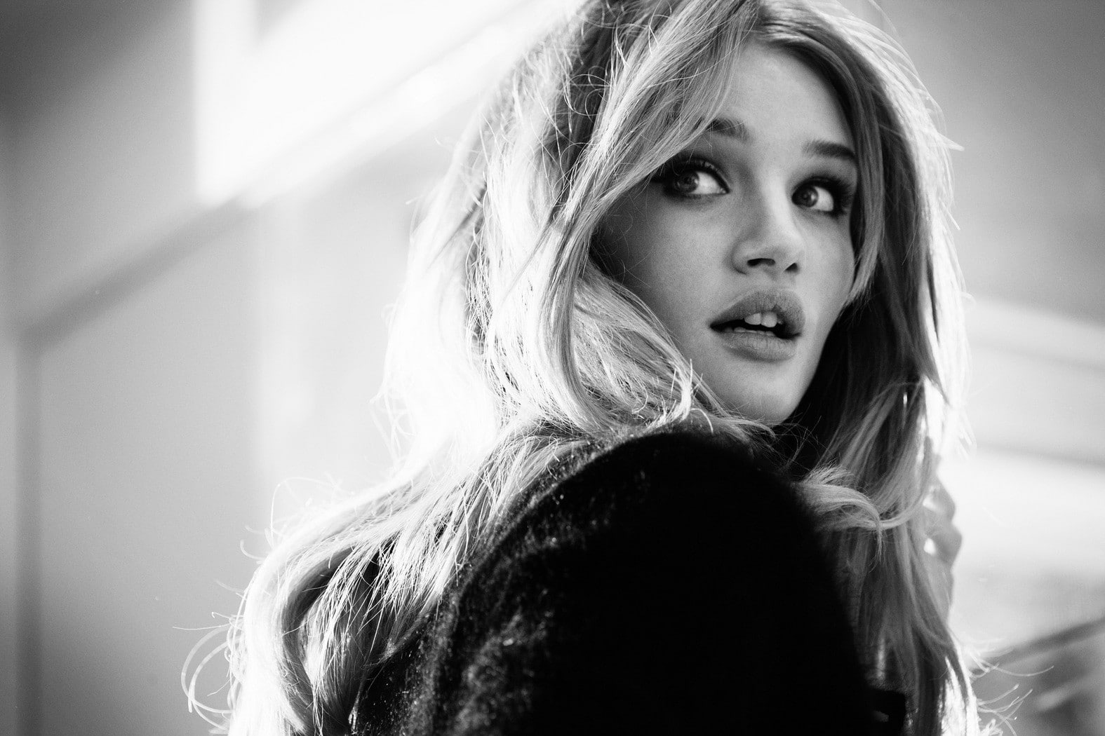 looking back, long hair, women, monochrome, Rosie Huntington-Whiteley, 720P, HD Wallpaper