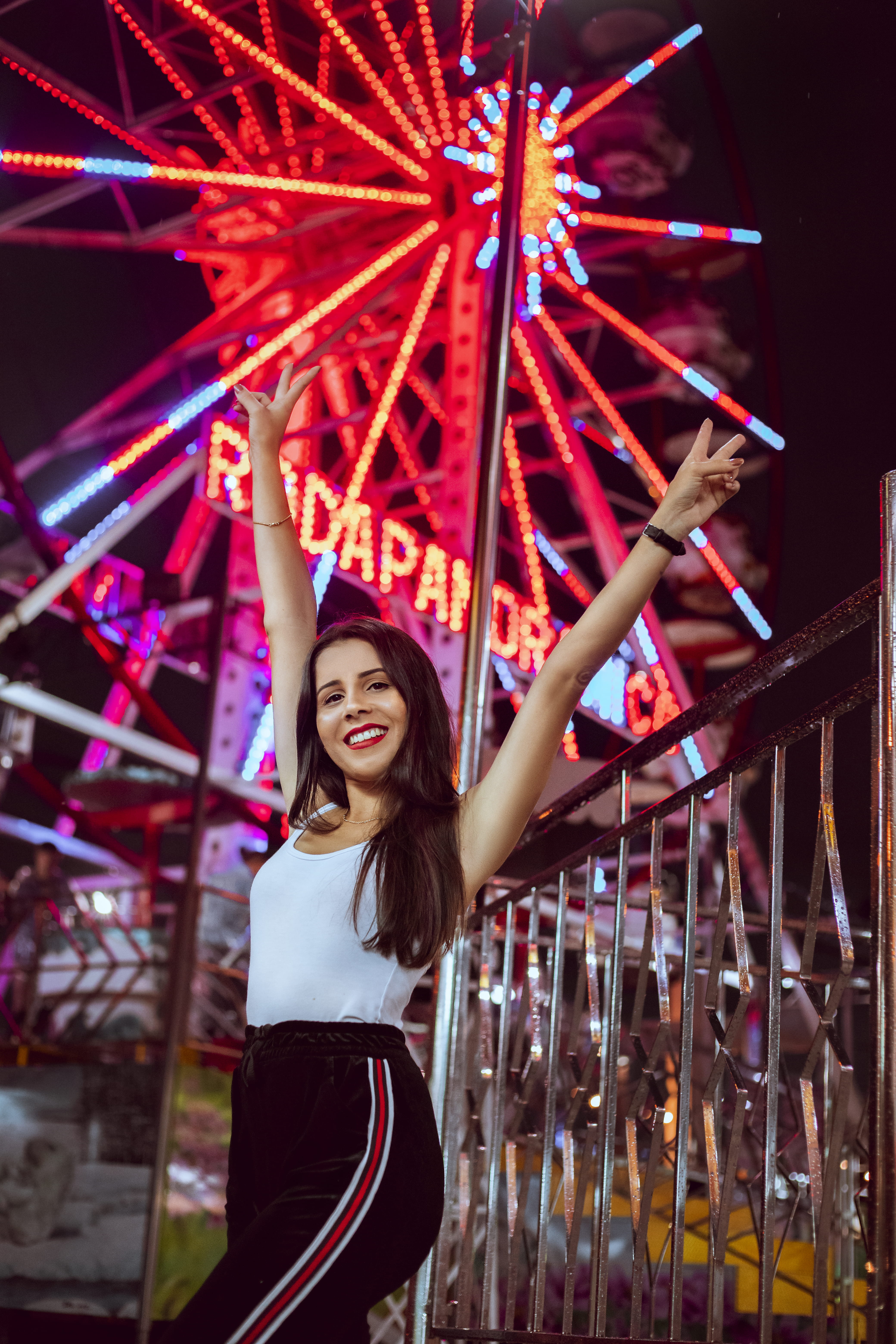 outdoorchallenge, young women, white, real people, happiness, ferris wheel, excitement, lifestyles, beautiful woman, woman, pose, young adult, amusement park ride, Phone HD Wallpaper