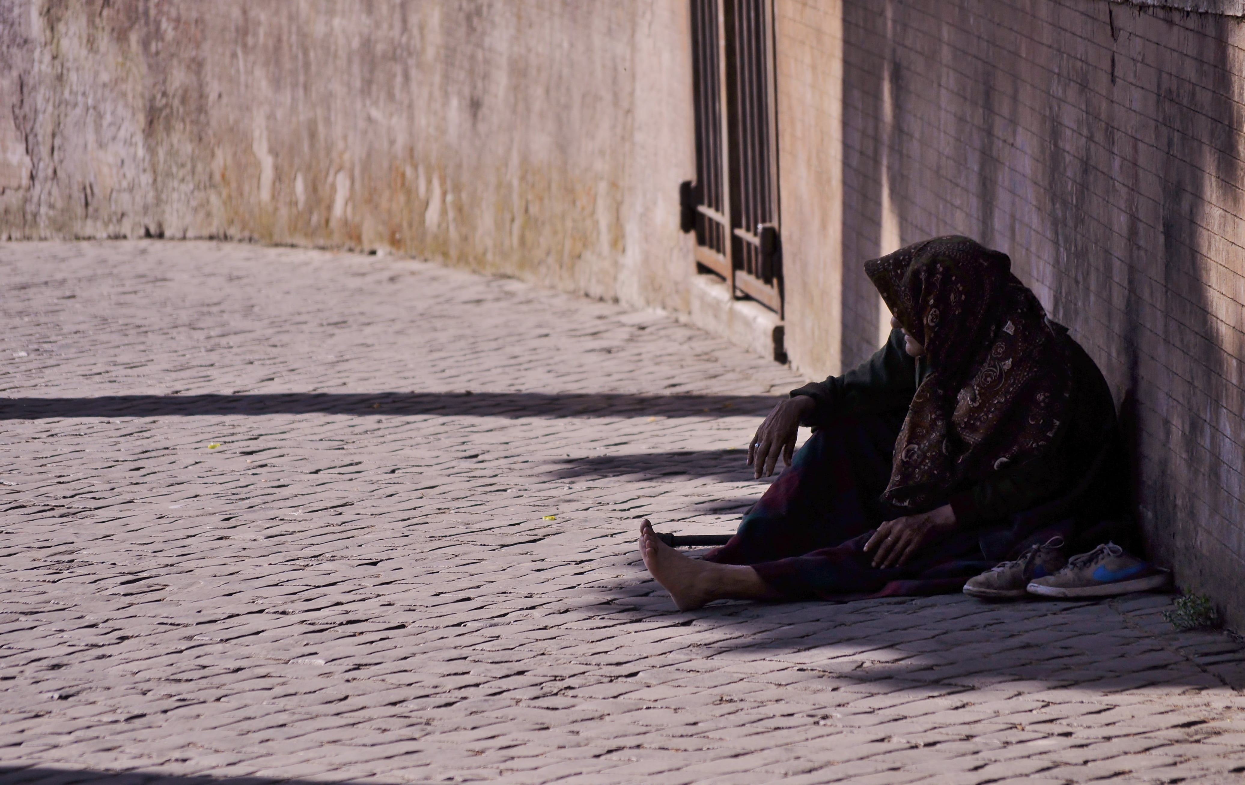 brown, footpath, elderly, street, one person, adult, leaning, profile view, casual clothing, wall, day, concrete, adults only, architecture, people, built structure, HD Wallpaper