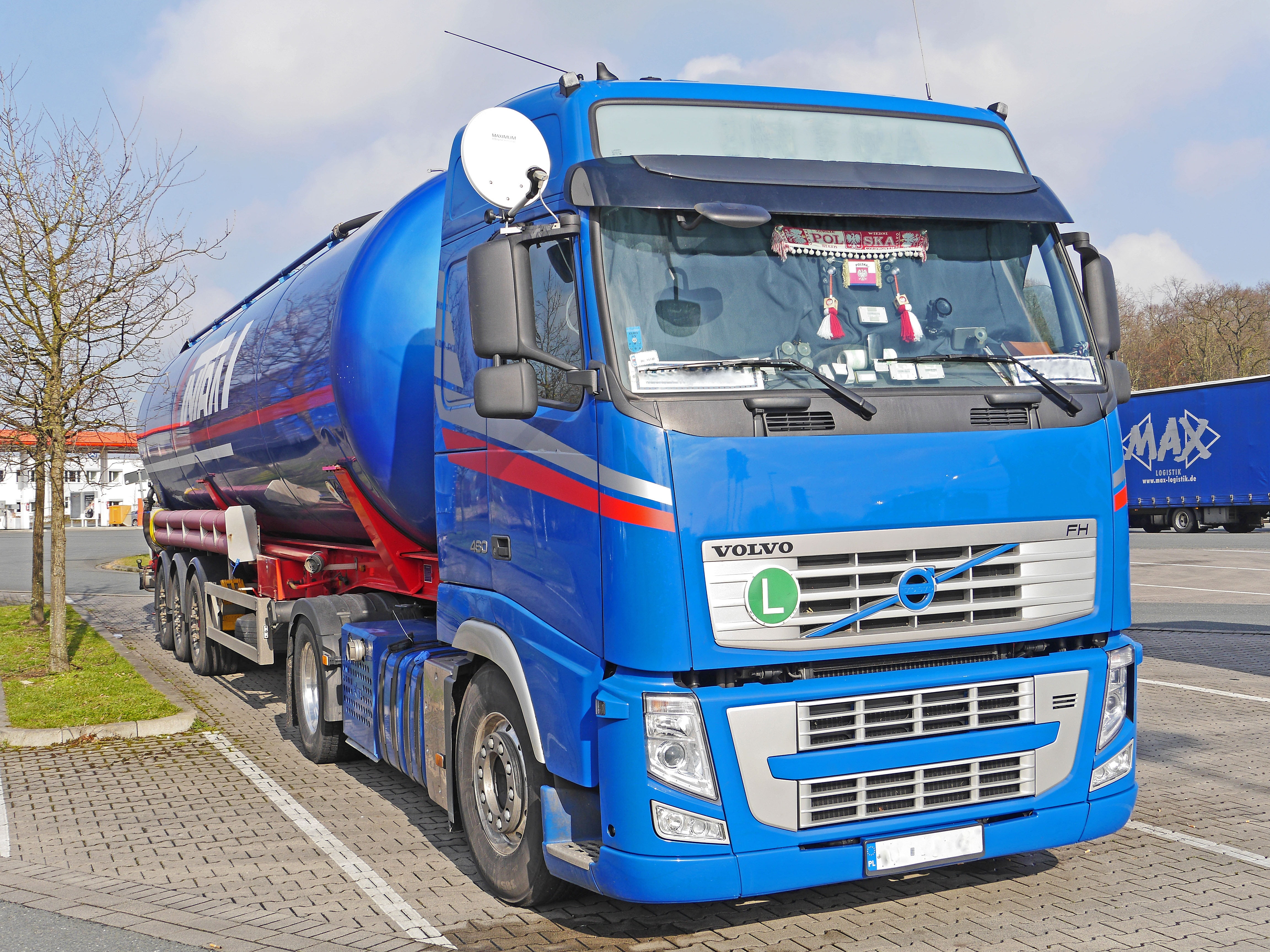 trailer, tanker, long-distance haulage, tractor, truck stop, highway, business, semi trailers, semi-truck, transport, no people, remote truck, travel, cloud - sky, HD Wallpaper