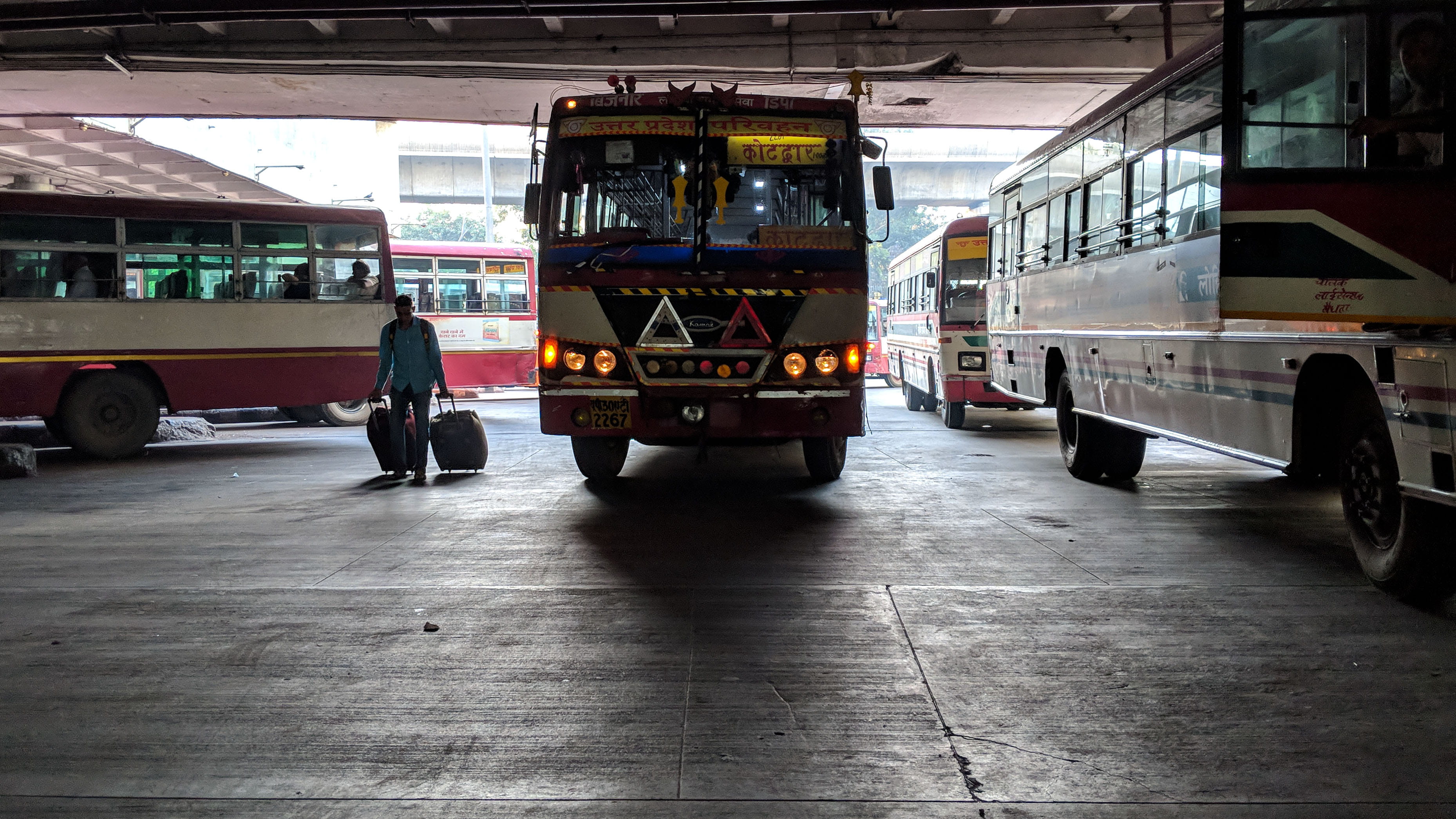 travel, vehicle, wheel, architecture, india, shadow, standing, transportation, day, city, tour bus, land vehicle, minibus, terminal, 2K, incidental people, HD Wallpaper